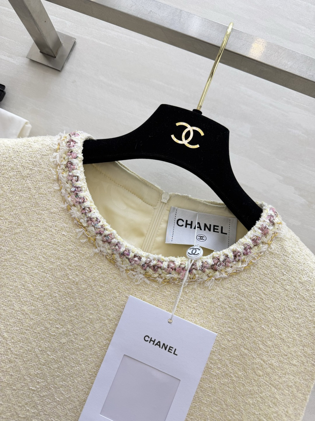 #Chane♡²⁶奶白粗花呢无袖连衣裙 法式优雅奶fufu的米白底色 自带柔光滤镜✨经典圆领 毛边织带镶