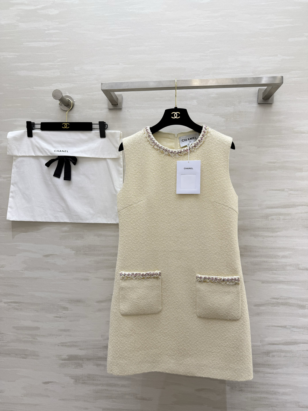 #Chane♡²⁶奶白粗花呢无袖连衣裙 法式优雅奶fufu的米白底色 自带柔光滤镜✨经典圆领 毛边织带镶