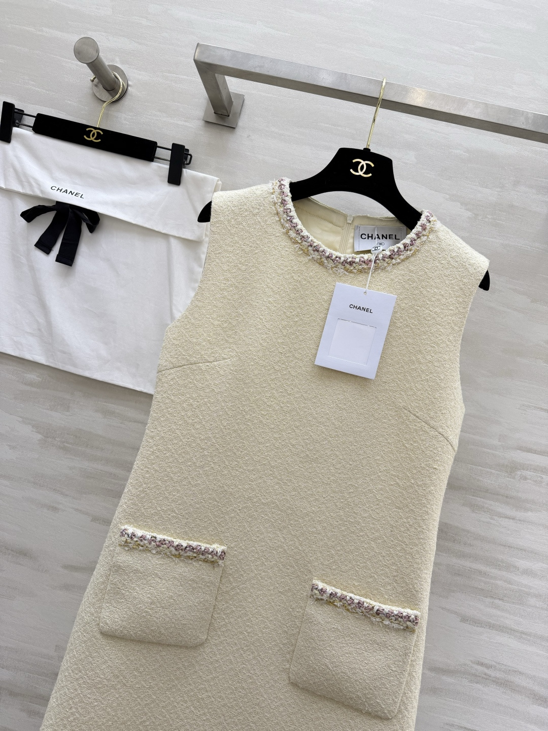 #Chane♡²⁶奶白粗花呢无袖连衣裙 法式优雅奶fufu的米白底色 自带柔光滤镜✨经典圆领 毛边织带镶