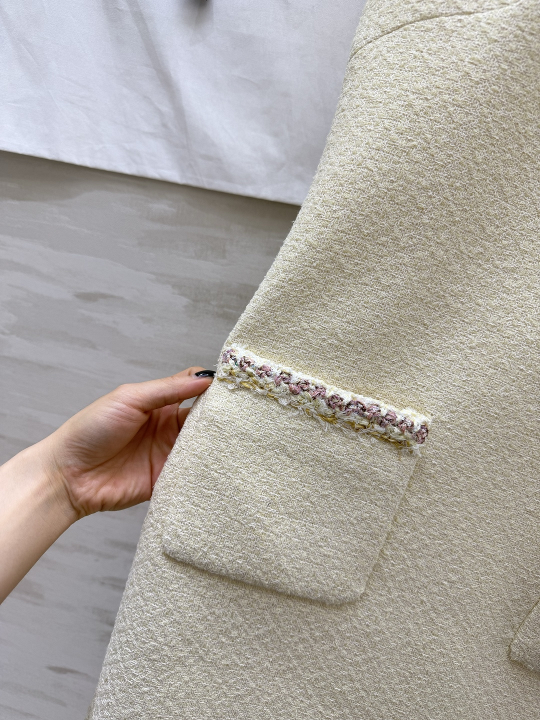 #Chane♡²⁶奶白粗花呢无袖连衣裙 法式优雅奶fufu的米白底色 自带柔光滤镜✨经典圆领 毛边织带镶