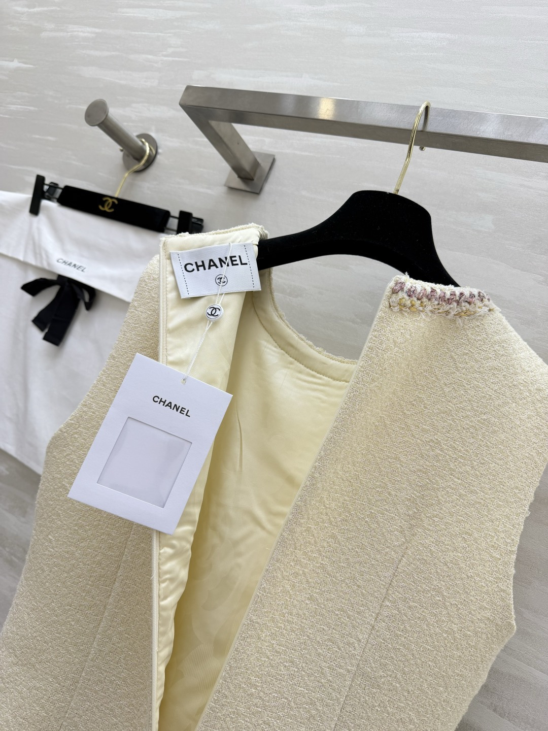 #Chane♡²⁶奶白粗花呢无袖连衣裙 法式优雅奶fufu的米白底色 自带柔光滤镜✨经典圆领 毛边织带镶