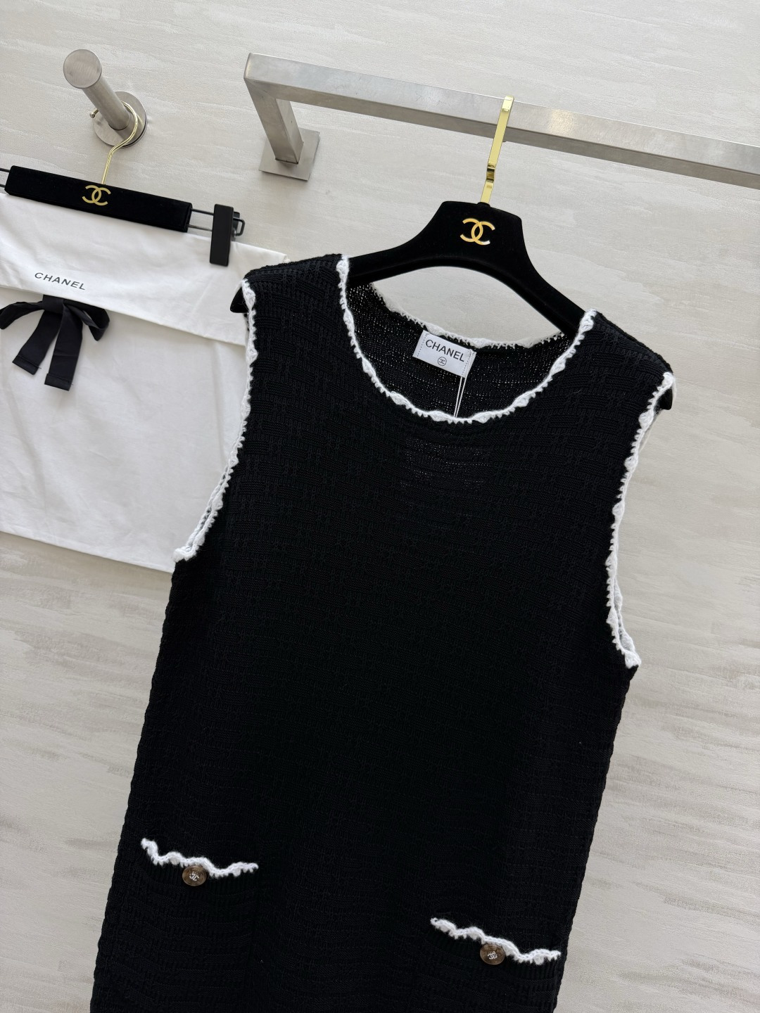 #Chane♡²⁶经典毛织背心裙｜永不过时的法式优雅 黑白双色直接封神 肌理感针织+毛边撞色设计 口袋双