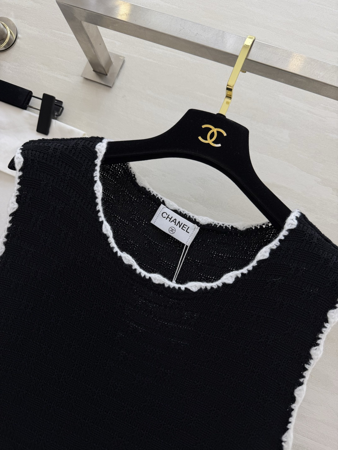 #Chane♡²⁶经典毛织背心裙｜永不过时的法式优雅 黑白双色直接封神 肌理感针织+毛边撞色设计 口袋双