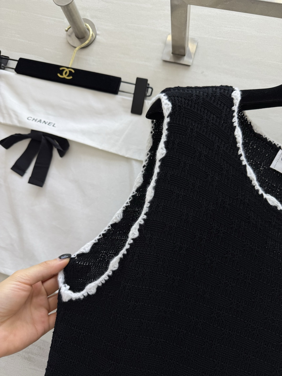 #Chane♡²⁶经典毛织背心裙｜永不过时的法式优雅 黑白双色直接封神 肌理感针织+毛边撞色设计 口袋双