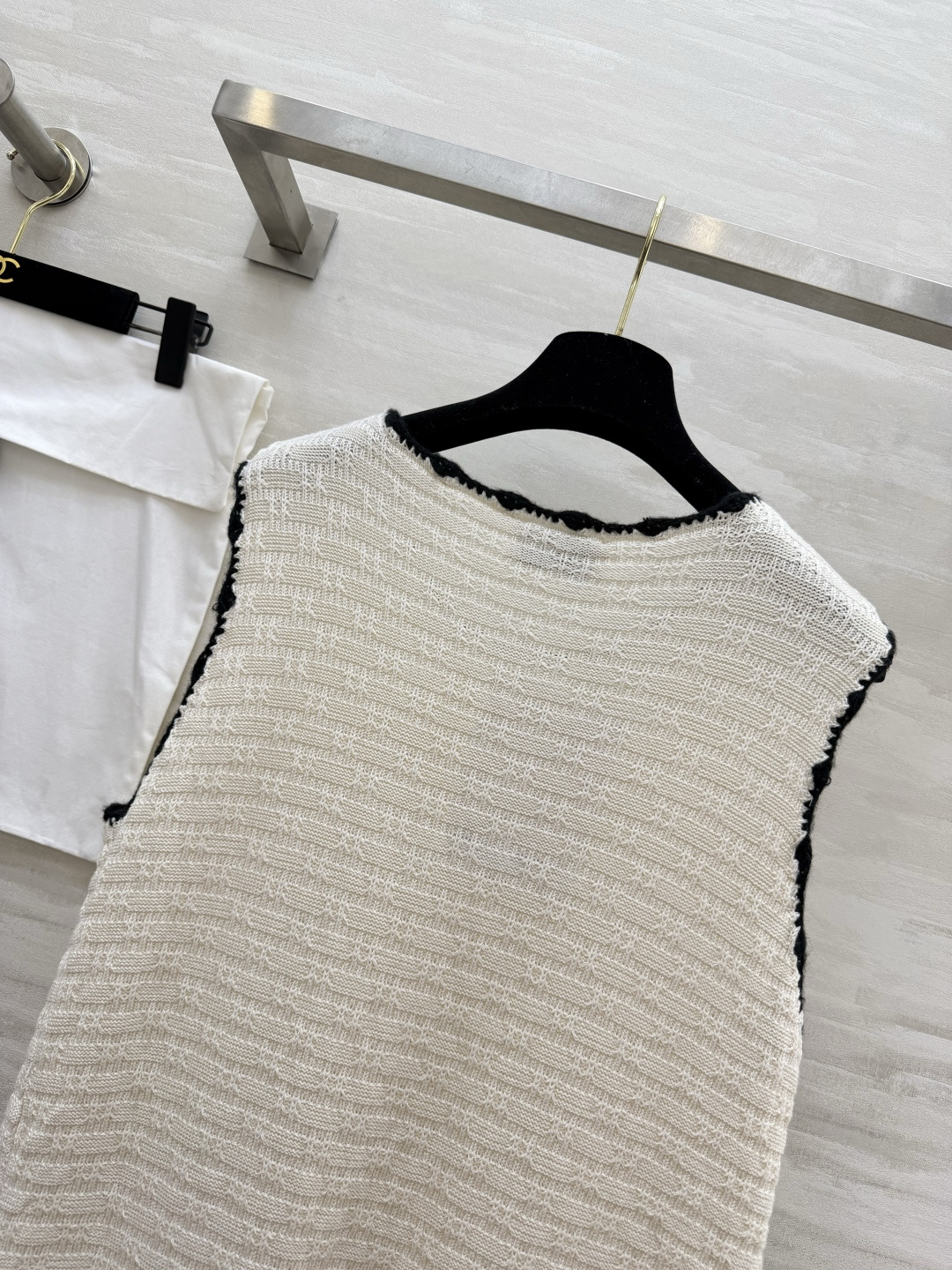 #Chane♡²⁶经典毛织背心裙｜永不过时的法式优雅 黑白双色直接封神 肌理感针织+毛边撞色设计 口袋双