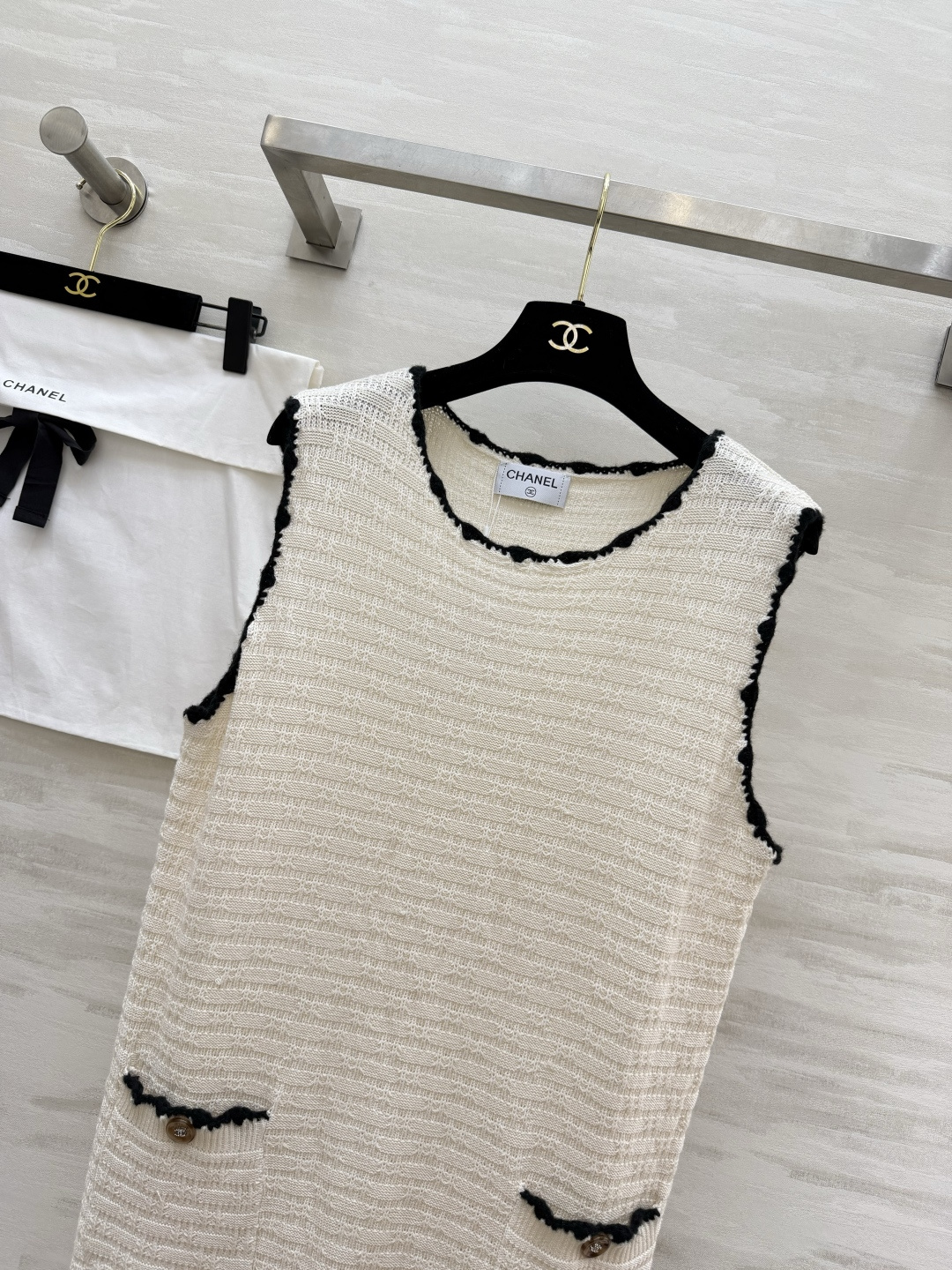 #Chane♡²⁶经典毛织背心裙｜永不过时的法式优雅 黑白双色直接封神 肌理感针织+毛边撞色设计 口袋双