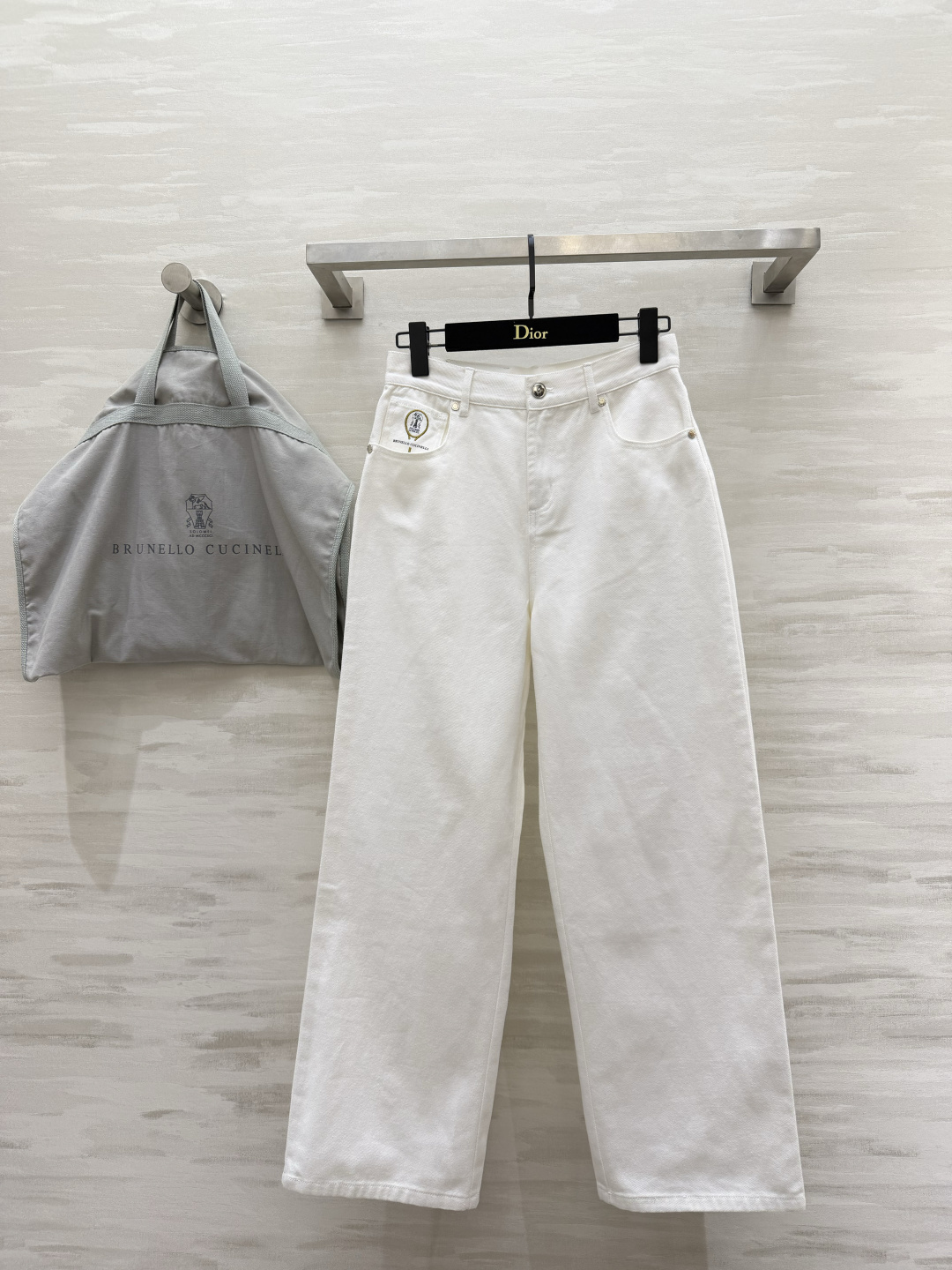 NO:804107,#Brunello Cucinell off-white high-waisted wide-leg jeans, old-money style pants that have a relaxed feel and are welded to the body!  The milky white washed denim has a clean and high-end feel. The high-waisted and wide-leg cut hides the flesh in a second. The pockets are embroidered with the iconic badge. The low-key luxurious details are full. The crisp fabric is not soft and can be worn for commuting, going out, or vacationing!  High-quality customization, available in stock first size S/M/L (S size waist 66, pants length 97), brunello cucinelli, jeans,19860909#Brunello Cucinell米白高腰阔腿牛仔裤老钱风 松弛感焊在身上的神裤！奶白水洗牛仔自带干净高级感 高腰阔腿剪裁一秒藏肉 口袋标志性徽章刺绣 低调奢华细节拉满 挺括面料不软塌通勤/出街/度假都能搭！高品质定制 现货首发sizeS/M/L（s码腰围66,裤长97）,,brunello cucinelli,jeans,,Women's clothing