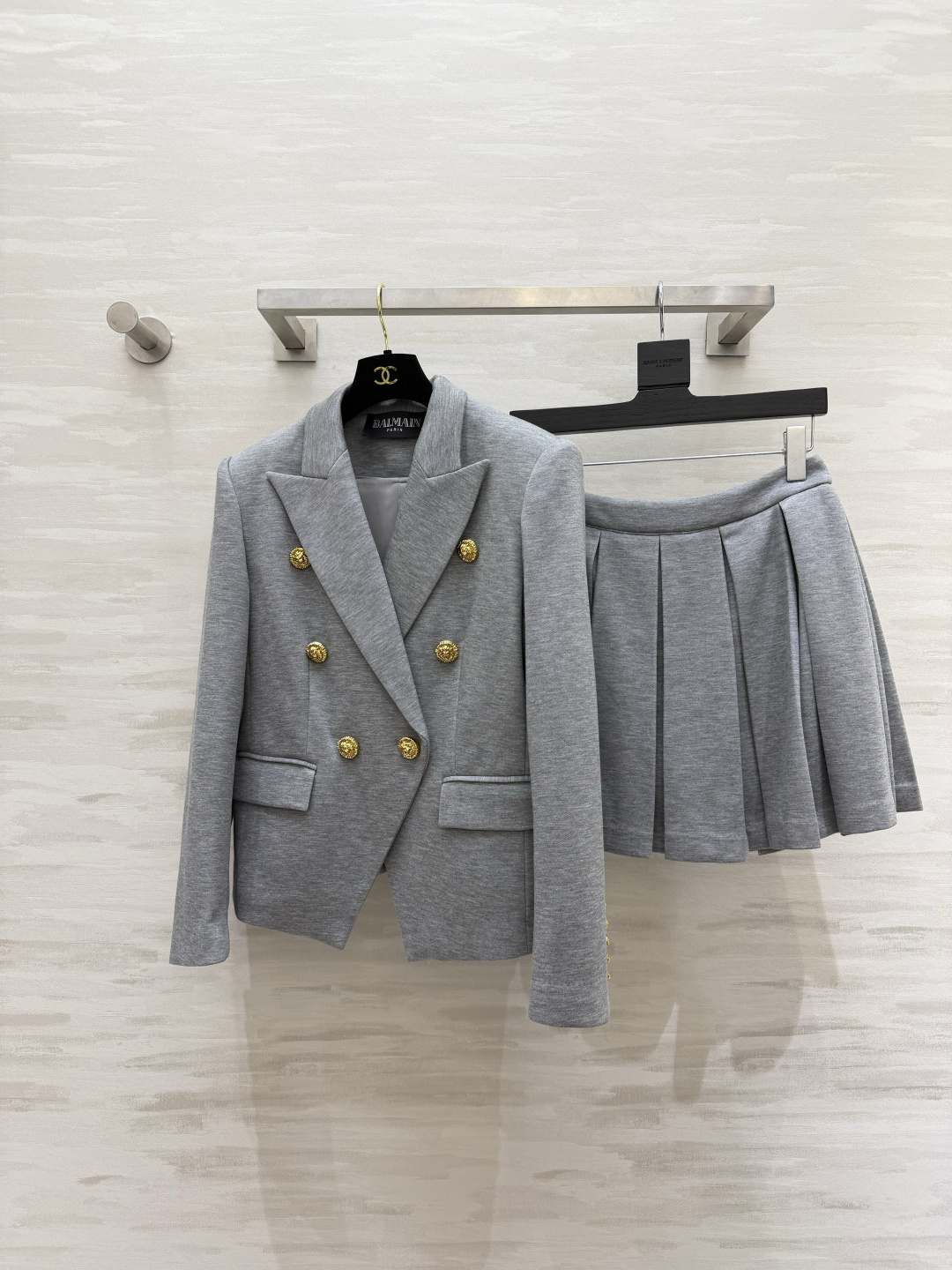 #BALMAI♡²⁶金扣西装百褶裙套装✨ 法式贵气高级灰调自带清冷贵气感 标志性浮雕金扣双排扣西装挺括有