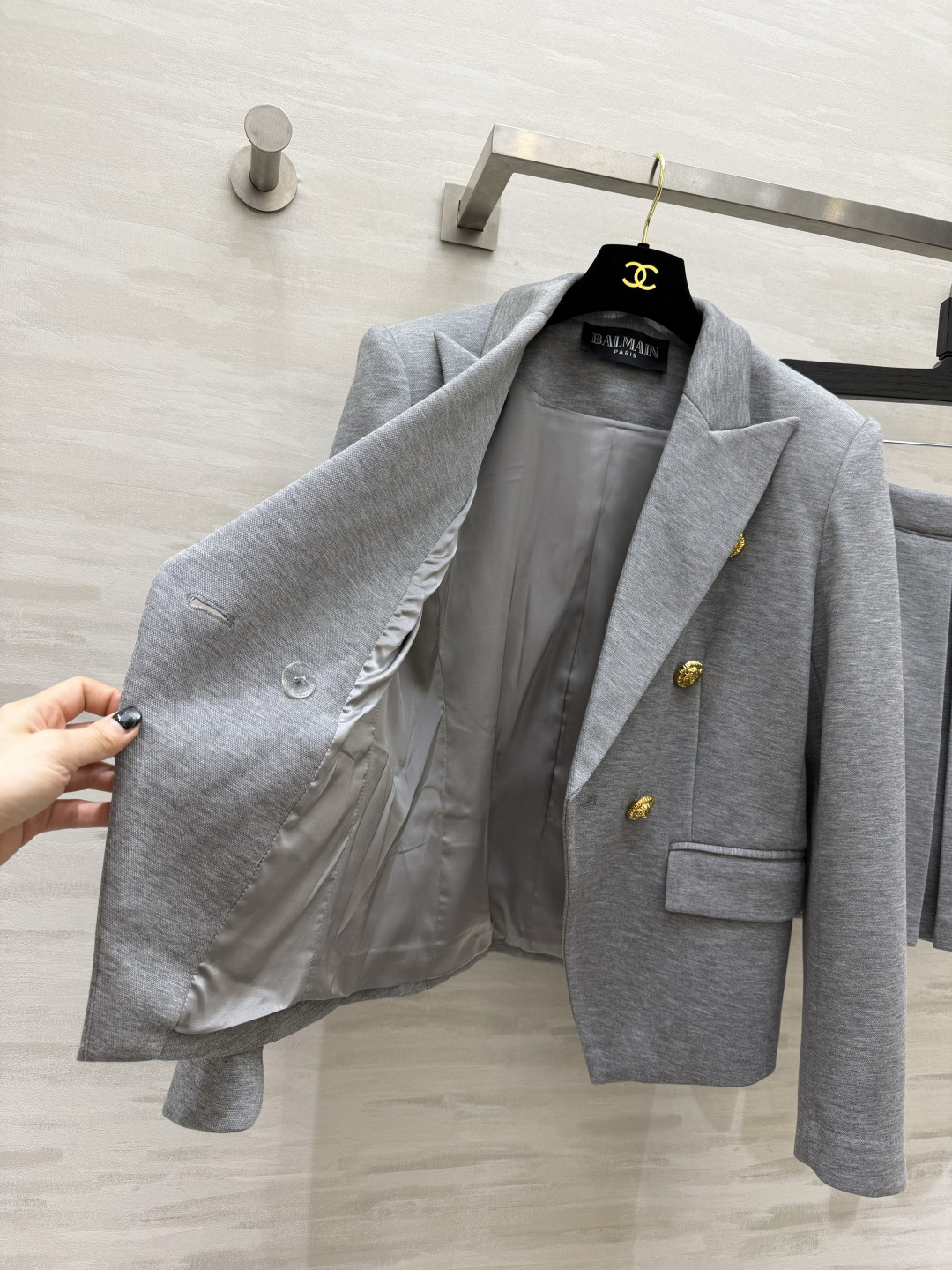 #BALMAI♡²⁶金扣西装百褶裙套装✨ 法式贵气高级灰调自带清冷贵气感 标志性浮雕金扣双排扣西装挺括有
