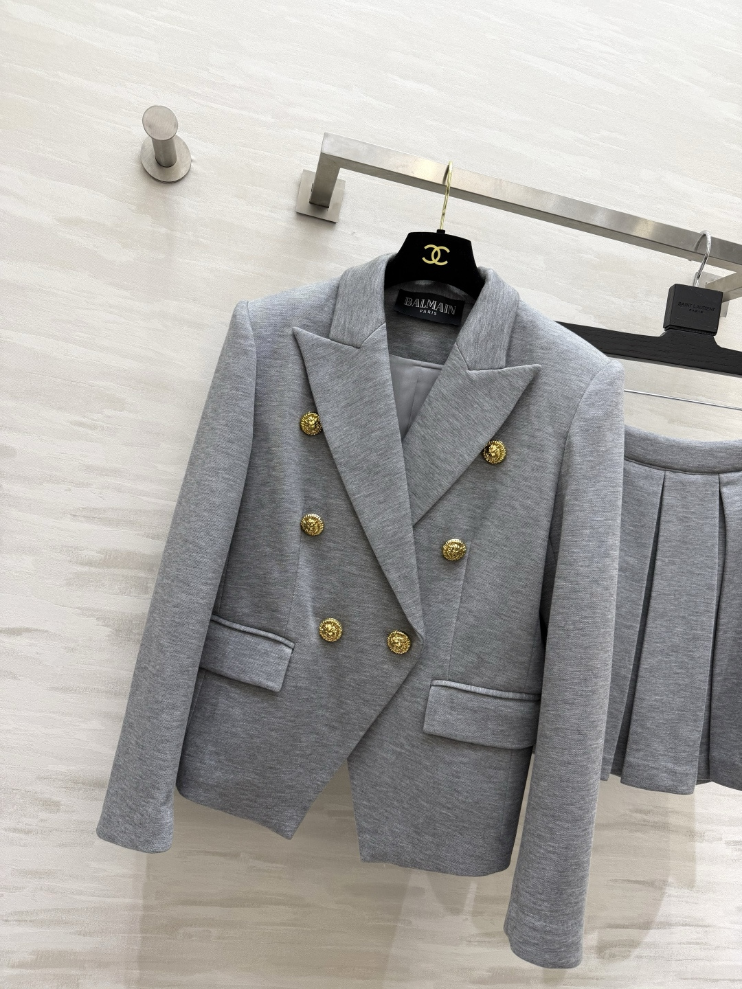#BALMAI♡²⁶金扣西装百褶裙套装✨ 法式贵气高级灰调自带清冷贵气感 标志性浮雕金扣双排扣西装挺括有