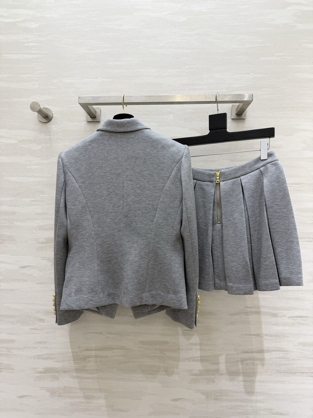 #BALMAI♡²⁶金扣西装百褶裙套装✨ 法式贵气高级灰调自带清冷贵气感 标志性浮雕金扣双排扣西装挺括有