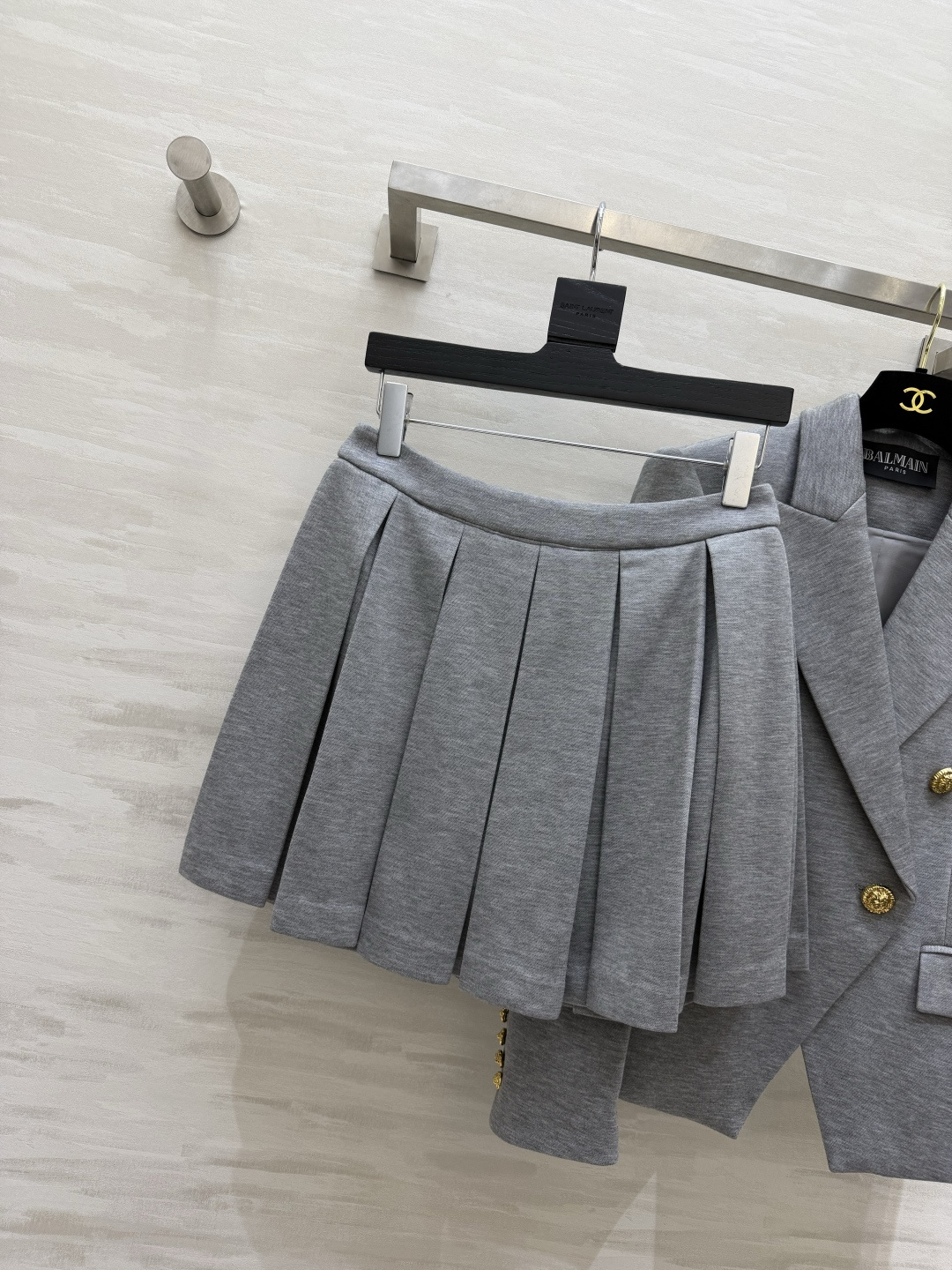 #BALMAI♡²⁶金扣西装百褶裙套装✨ 法式贵气高级灰调自带清冷贵气感 标志性浮雕金扣双排扣西装挺括有