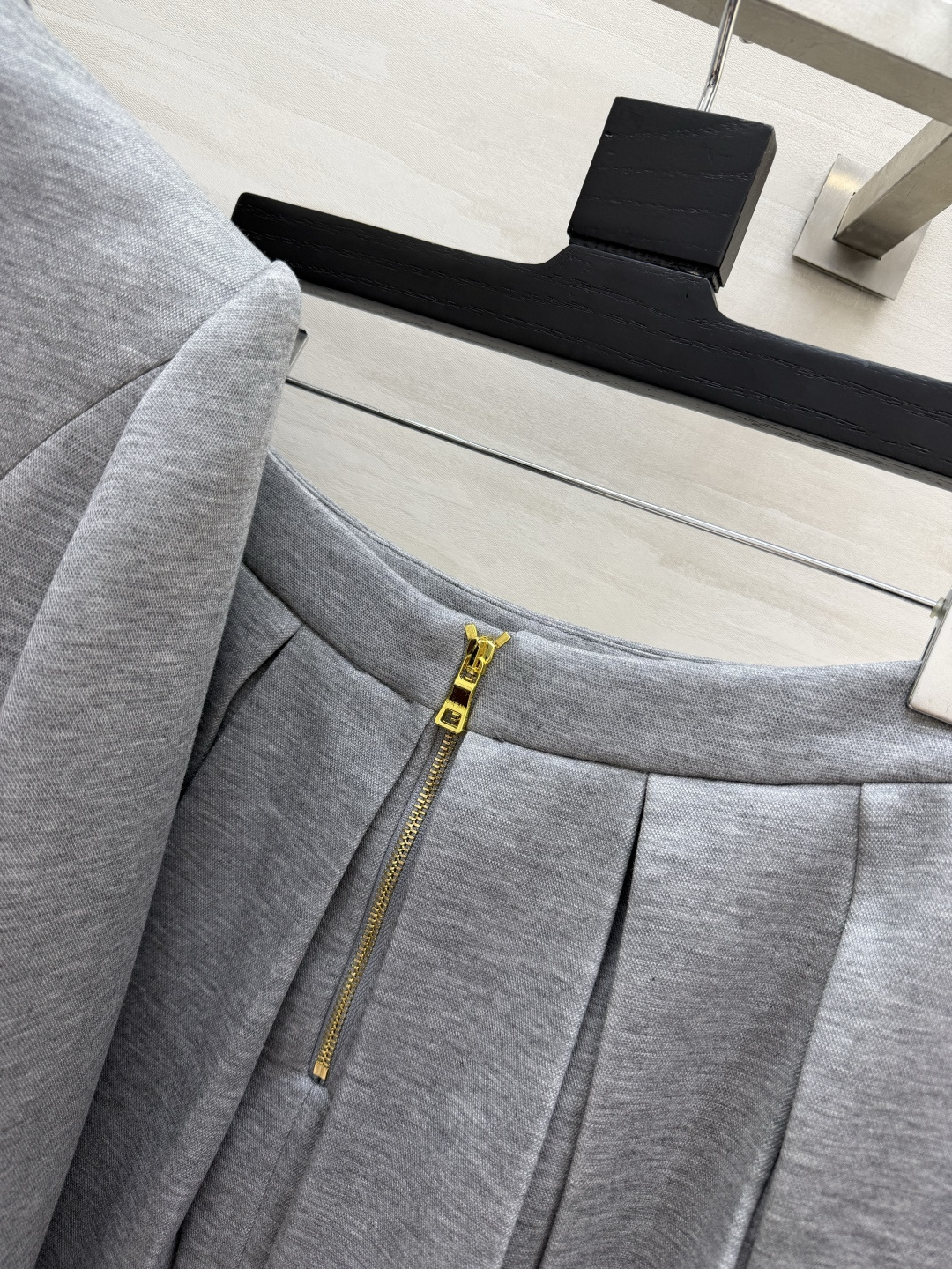 #BALMAI♡²⁶金扣西装百褶裙套装✨ 法式贵气高级灰调自带清冷贵气感 标志性浮雕金扣双排扣西装挺括有