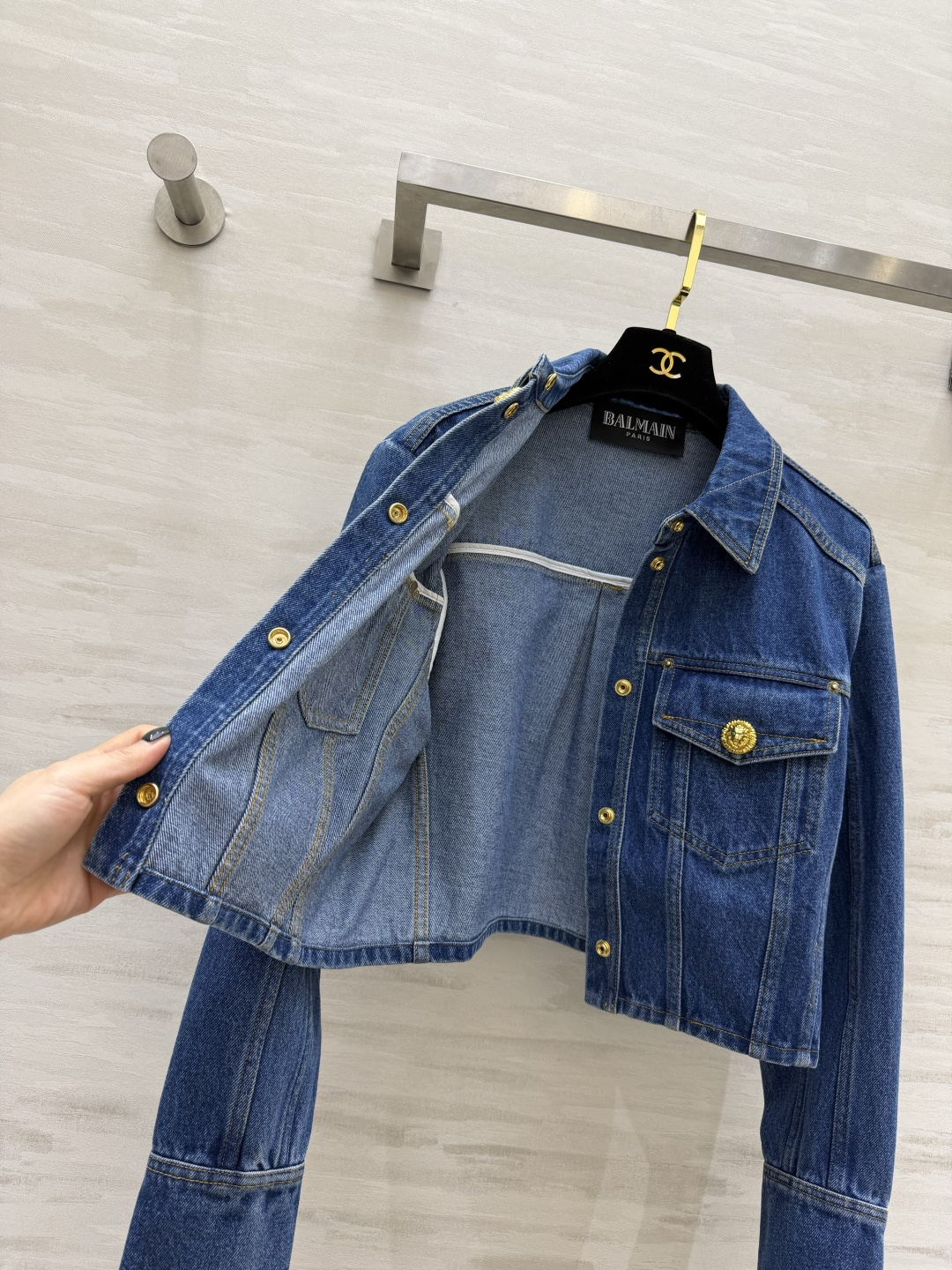 #BALMAI♡²⁶金扣短款牛仔夹克✨ 把法式酷飒焊在身上的经典款！水洗牛仔自带复古松弛感 标志性浮雕金