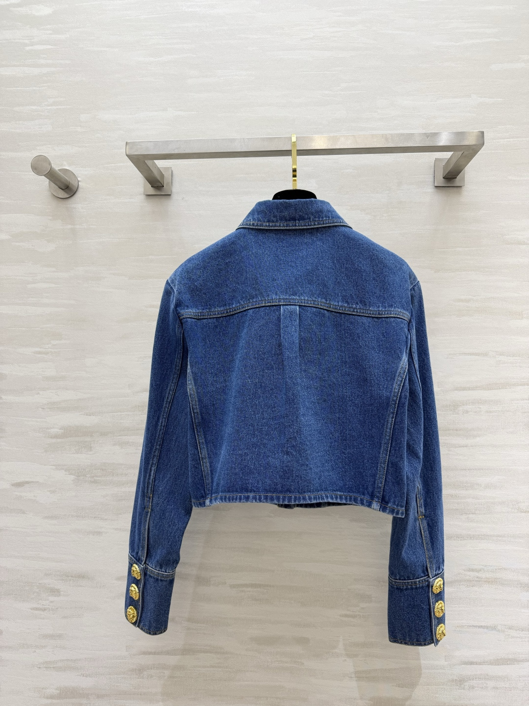 #BALMAI♡²⁶金扣短款牛仔夹克✨ 把法式酷飒焊在身上的经典款！水洗牛仔自带复古松弛感 标志性浮雕金