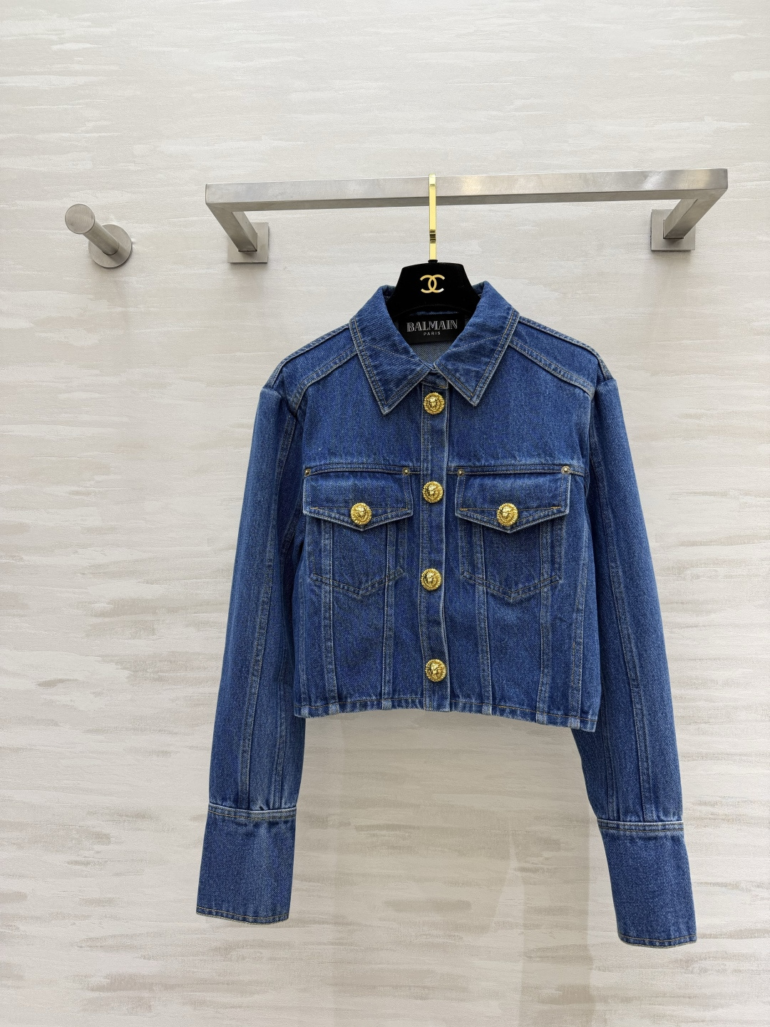 #BALMAI♡²⁶金扣短款牛仔夹克✨ 把法式酷飒焊在身上的经典款！水洗牛仔自带复古松弛感 标志性浮雕金