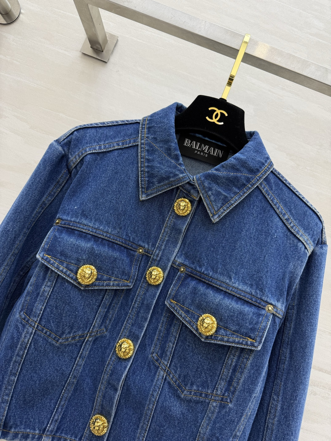 #BALMAI♡²⁶金扣短款牛仔夹克✨ 把法式酷飒焊在身上的经典款！水洗牛仔自带复古松弛感 标志性浮雕金