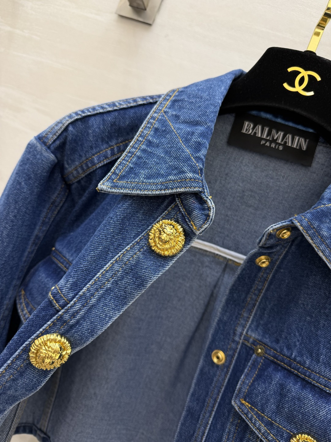 #BALMAI♡²⁶金扣短款牛仔夹克✨ 把法式酷飒焊在身上的经典款！水洗牛仔自带复古松弛感 标志性浮雕金