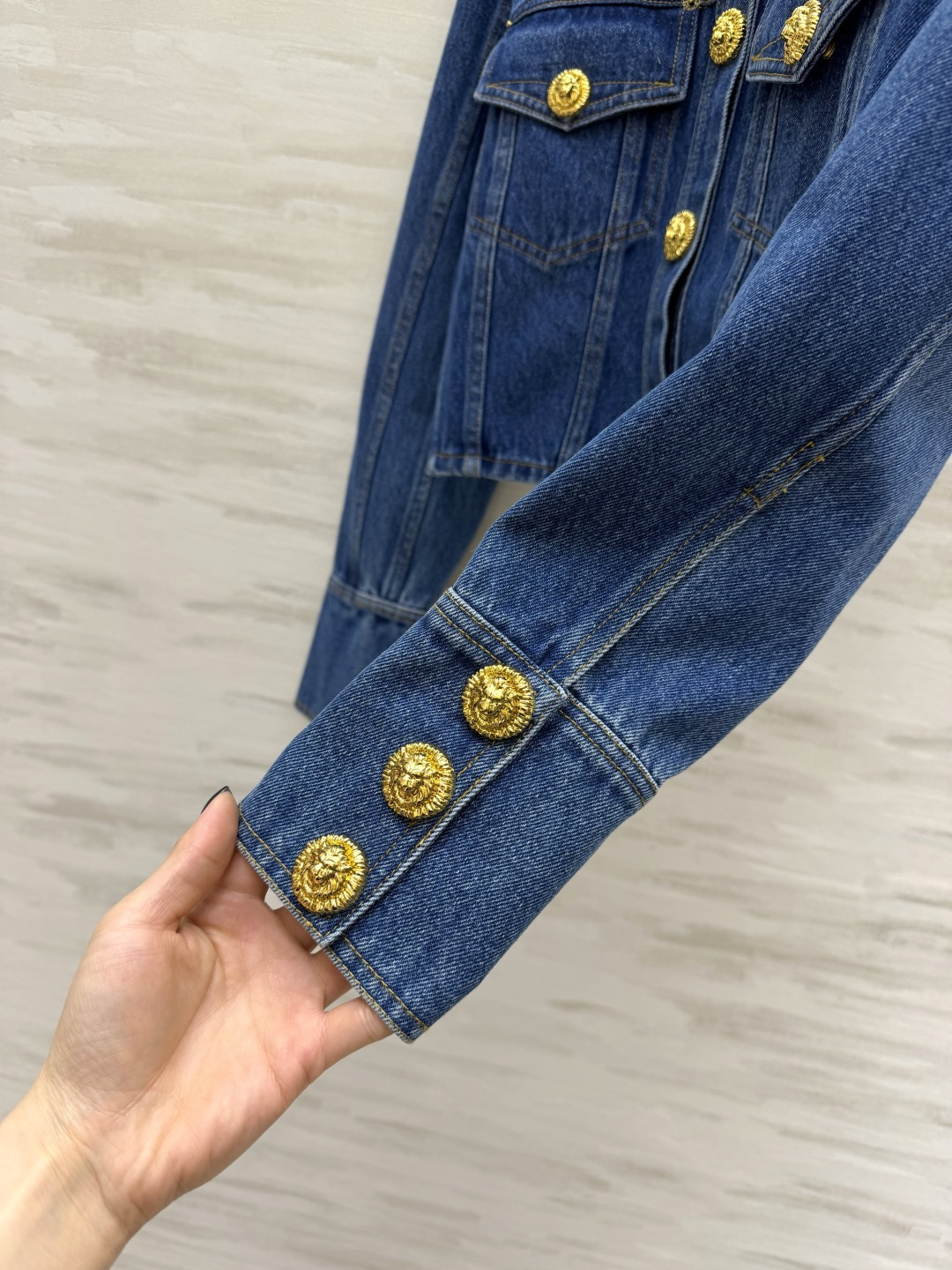 #BALMAI♡²⁶金扣短款牛仔夹克✨ 把法式酷飒焊在身上的经典款！水洗牛仔自带复古松弛感 标志性浮雕金