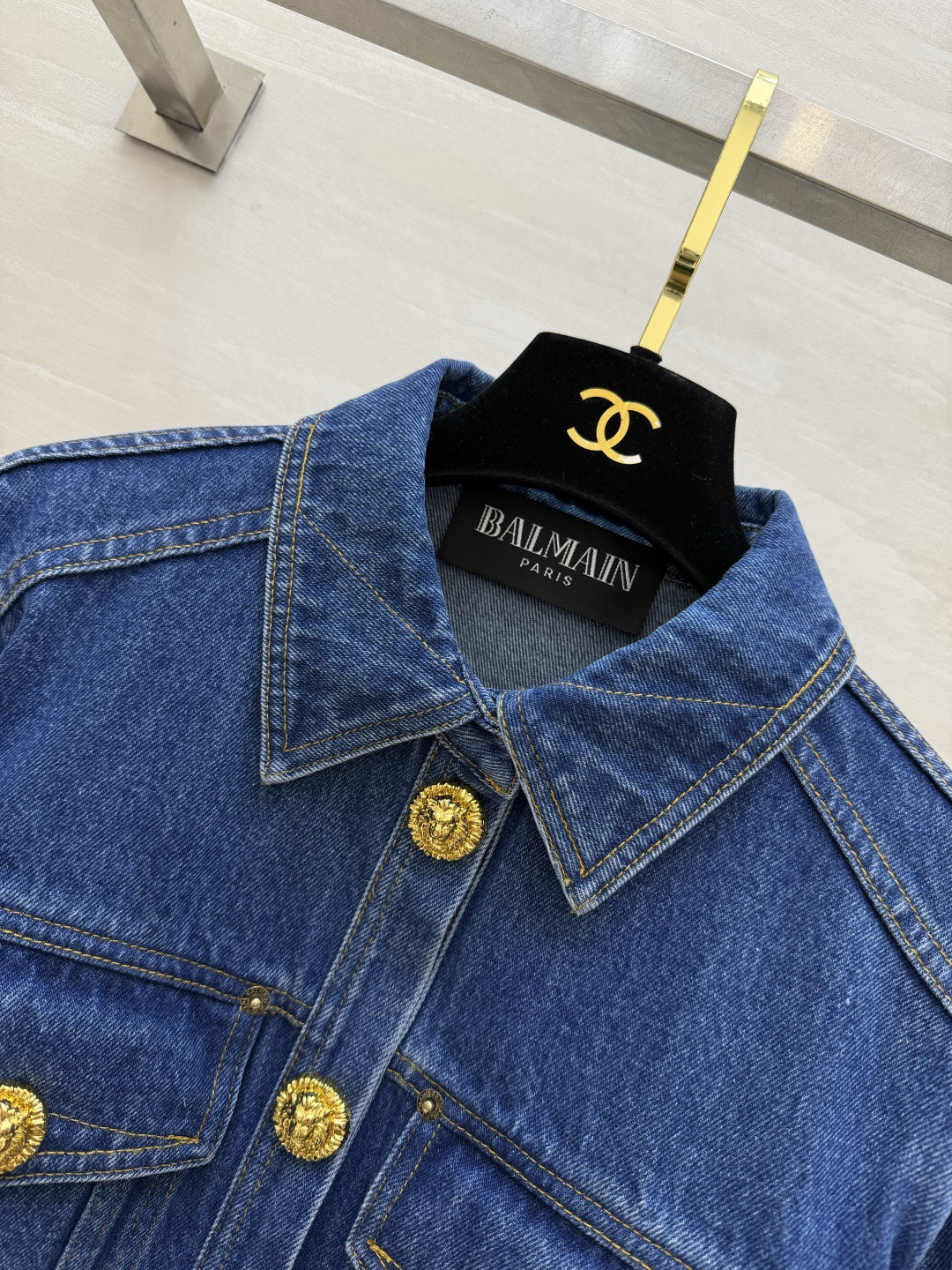 #BALMAI♡²⁶金扣短款牛仔夹克✨ 把法式酷飒焊在身上的经典款！水洗牛仔自带复古松弛感 标志性浮雕金