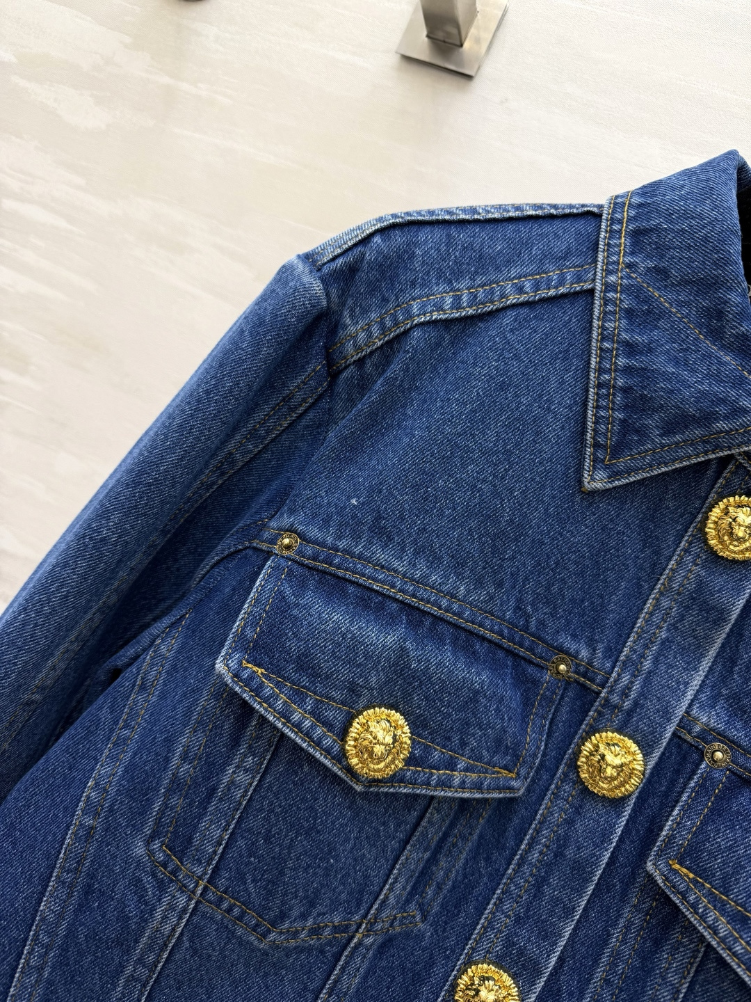 #BALMAI♡²⁶金扣短款牛仔夹克✨ 把法式酷飒焊在身上的经典款！水洗牛仔自带复古松弛感 标志性浮雕金