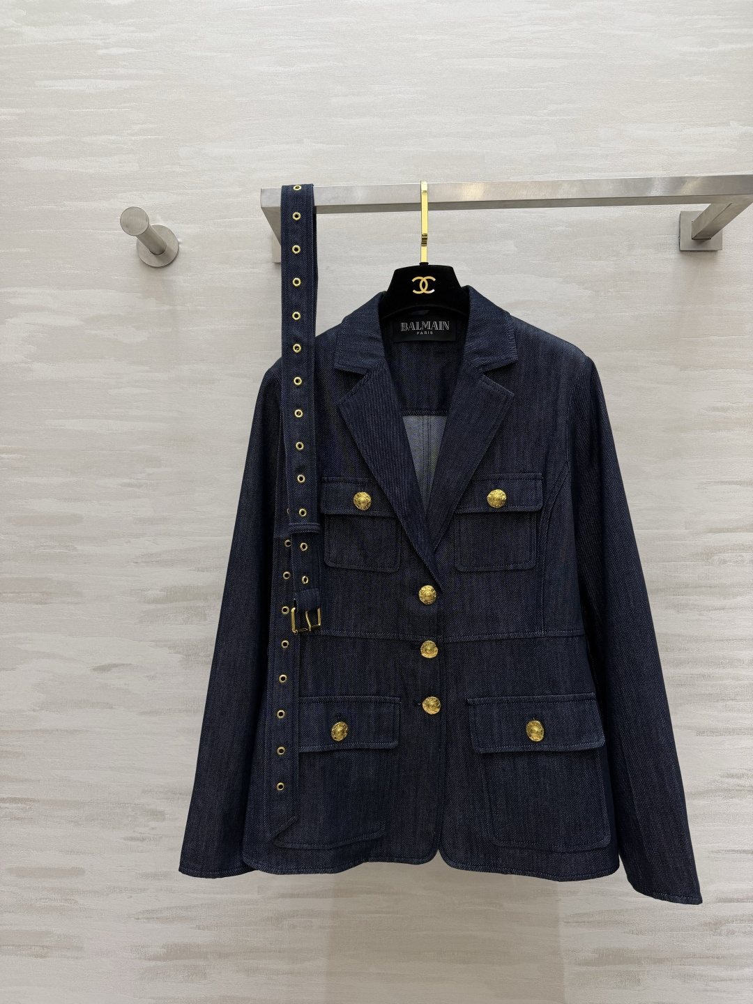 #BALMAI♡²⁶收腰牛仔西装外套✨ 把法式酷飒刻在DNA里的一件！深靛牛仔面料自带复古质感 标志性金