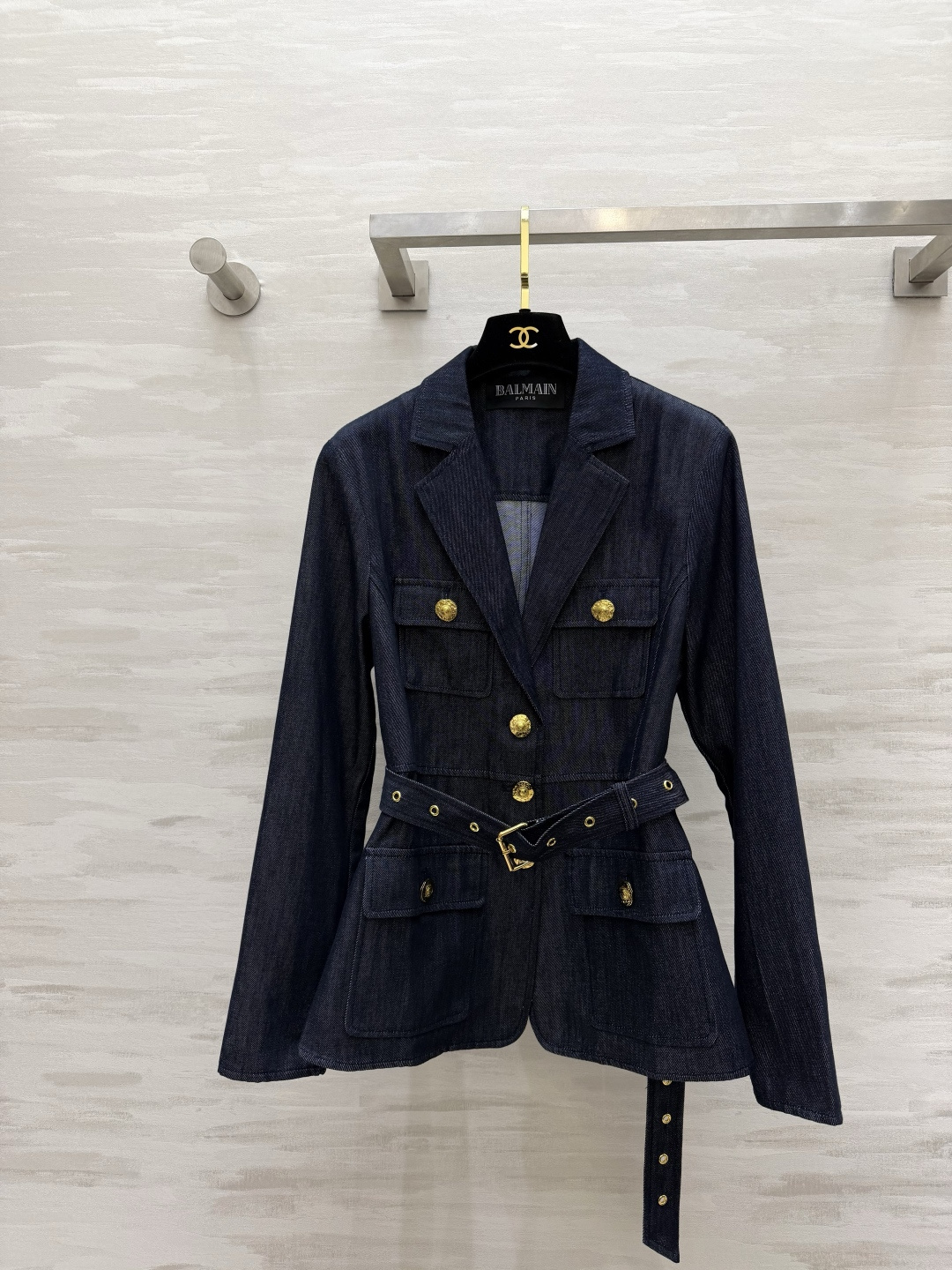 #BALMAI♡²⁶收腰牛仔西装外套✨ 把法式酷飒刻在DNA里的一件！深靛牛仔面料自带复古质感 标志性金