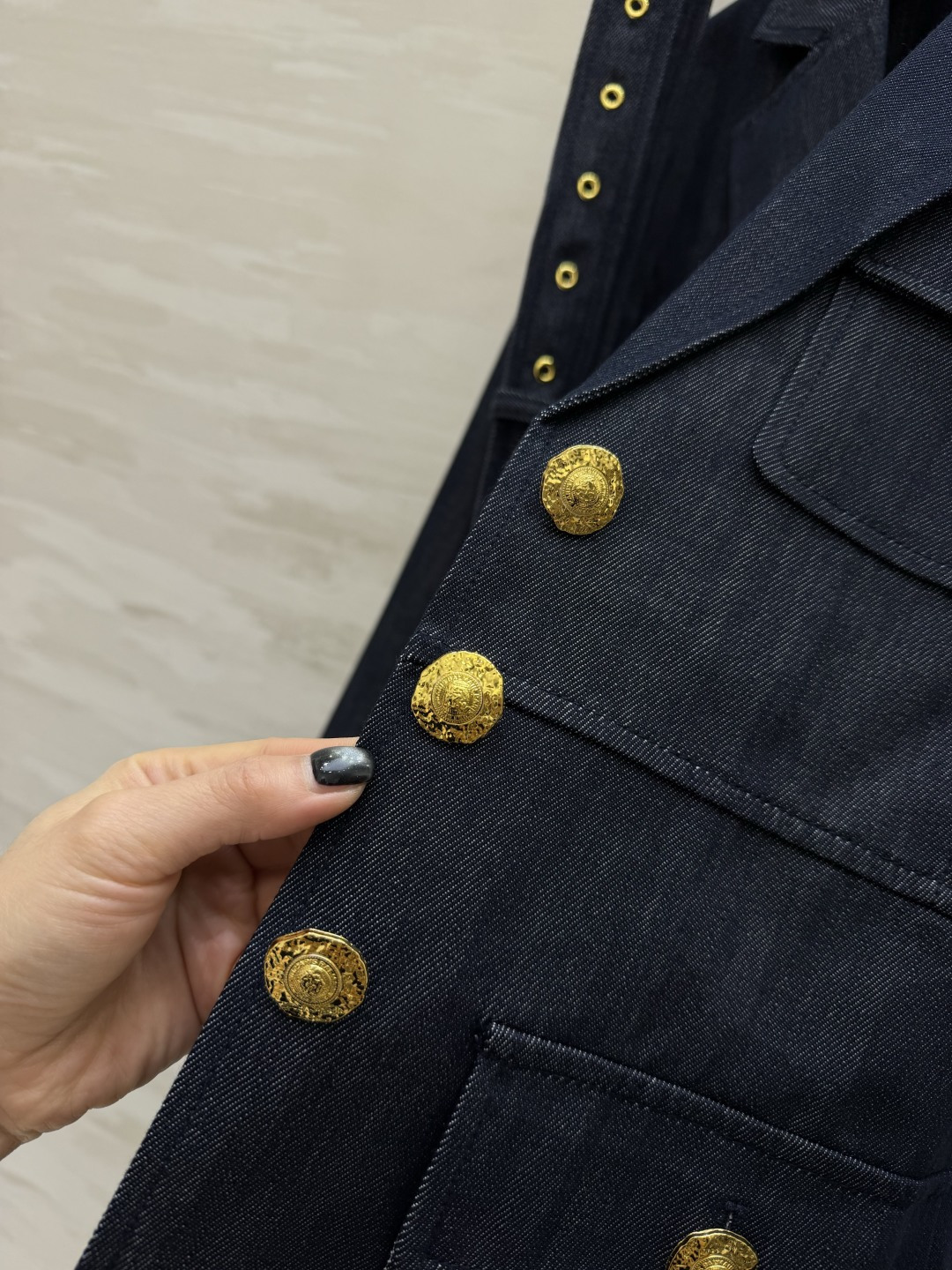 #BALMAI♡²⁶收腰牛仔西装外套✨ 把法式酷飒刻在DNA里的一件！深靛牛仔面料自带复古质感 标志性金