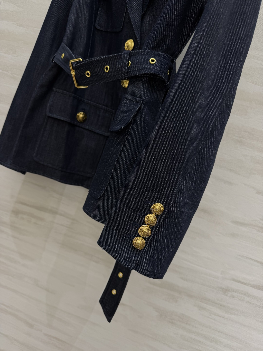 #BALMAI♡²⁶收腰牛仔西装外套✨ 把法式酷飒刻在DNA里的一件！深靛牛仔面料自带复古质感 标志性金