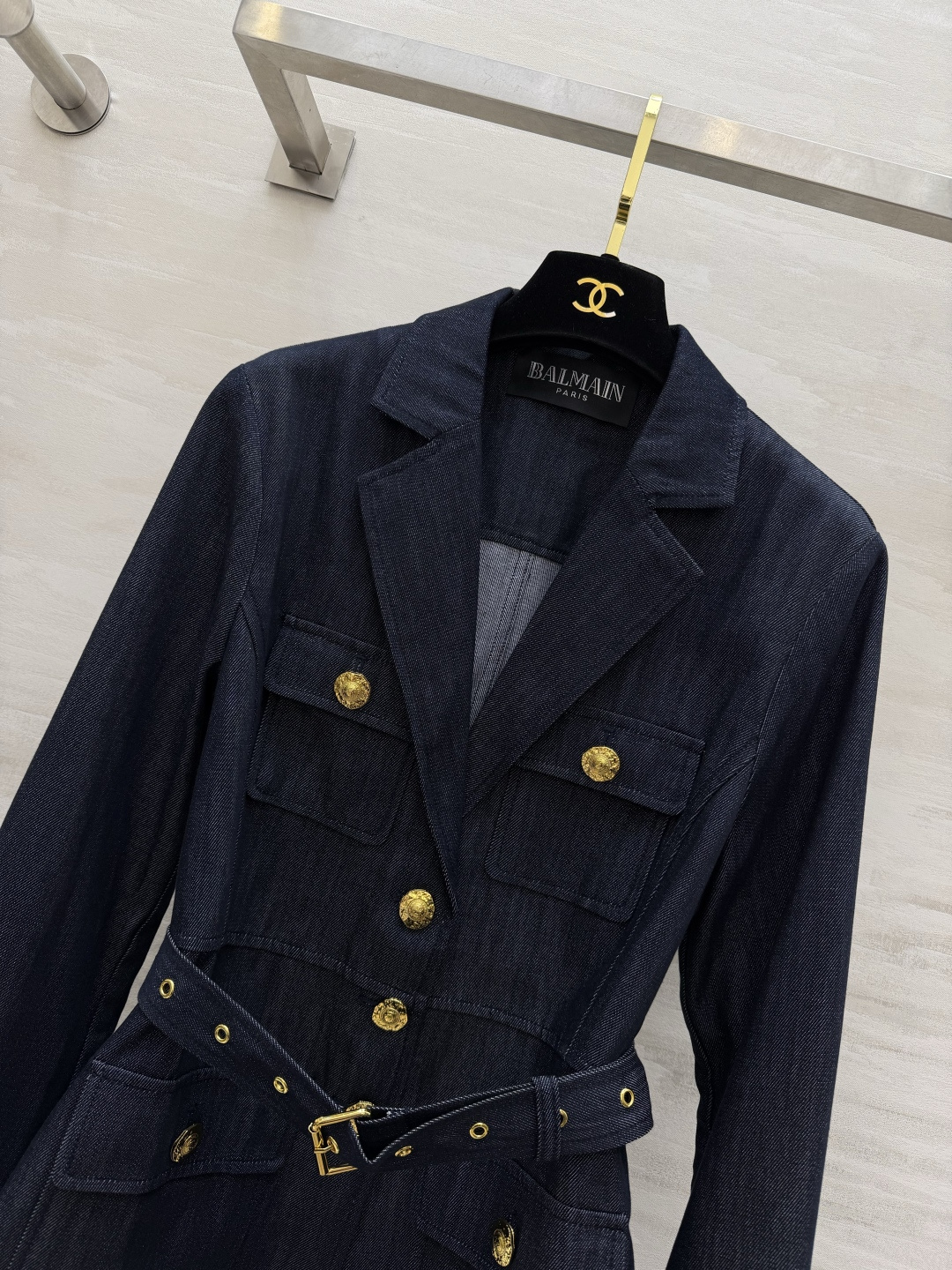 #BALMAI♡²⁶收腰牛仔西装外套✨ 把法式酷飒刻在DNA里的一件！深靛牛仔面料自带复古质感 标志性金