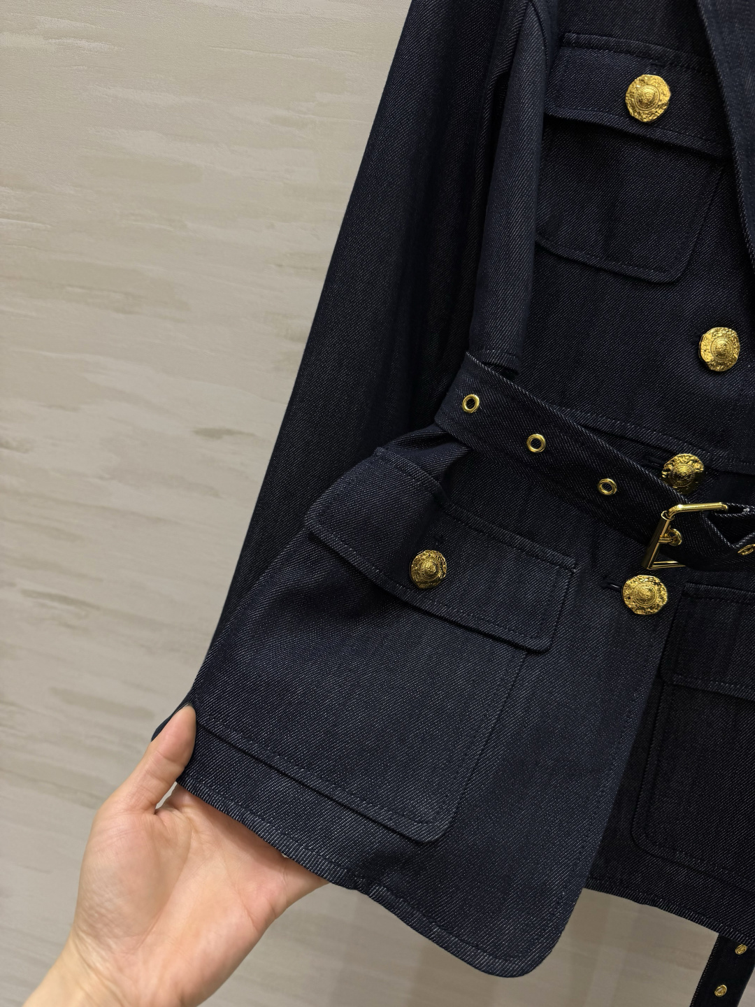 #BALMAI♡²⁶收腰牛仔西装外套✨ 把法式酷飒刻在DNA里的一件！深靛牛仔面料自带复古质感 标志性金