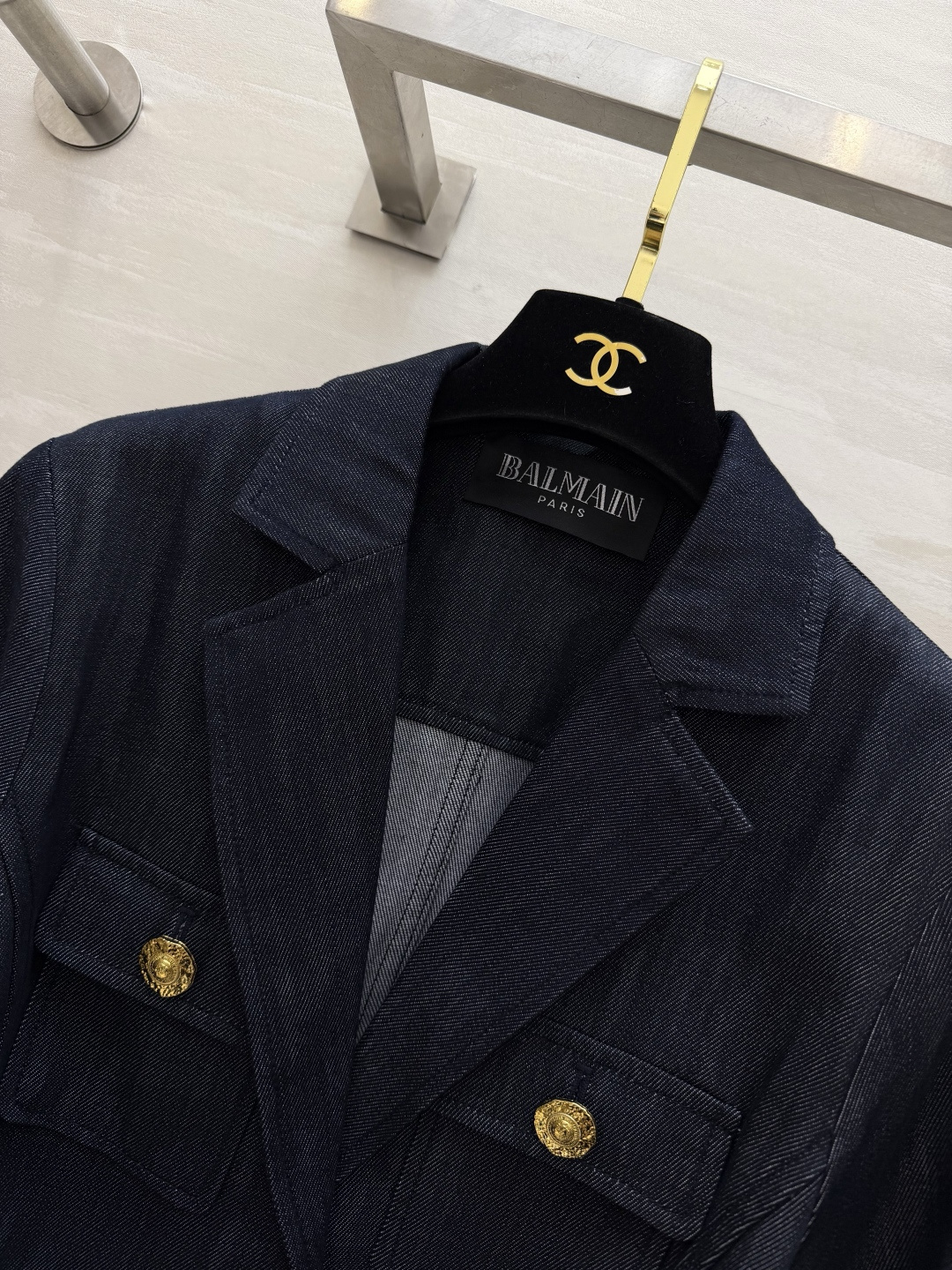 #BALMAI♡²⁶收腰牛仔西装外套✨ 把法式酷飒刻在DNA里的一件！深靛牛仔面料自带复古质感 标志性金