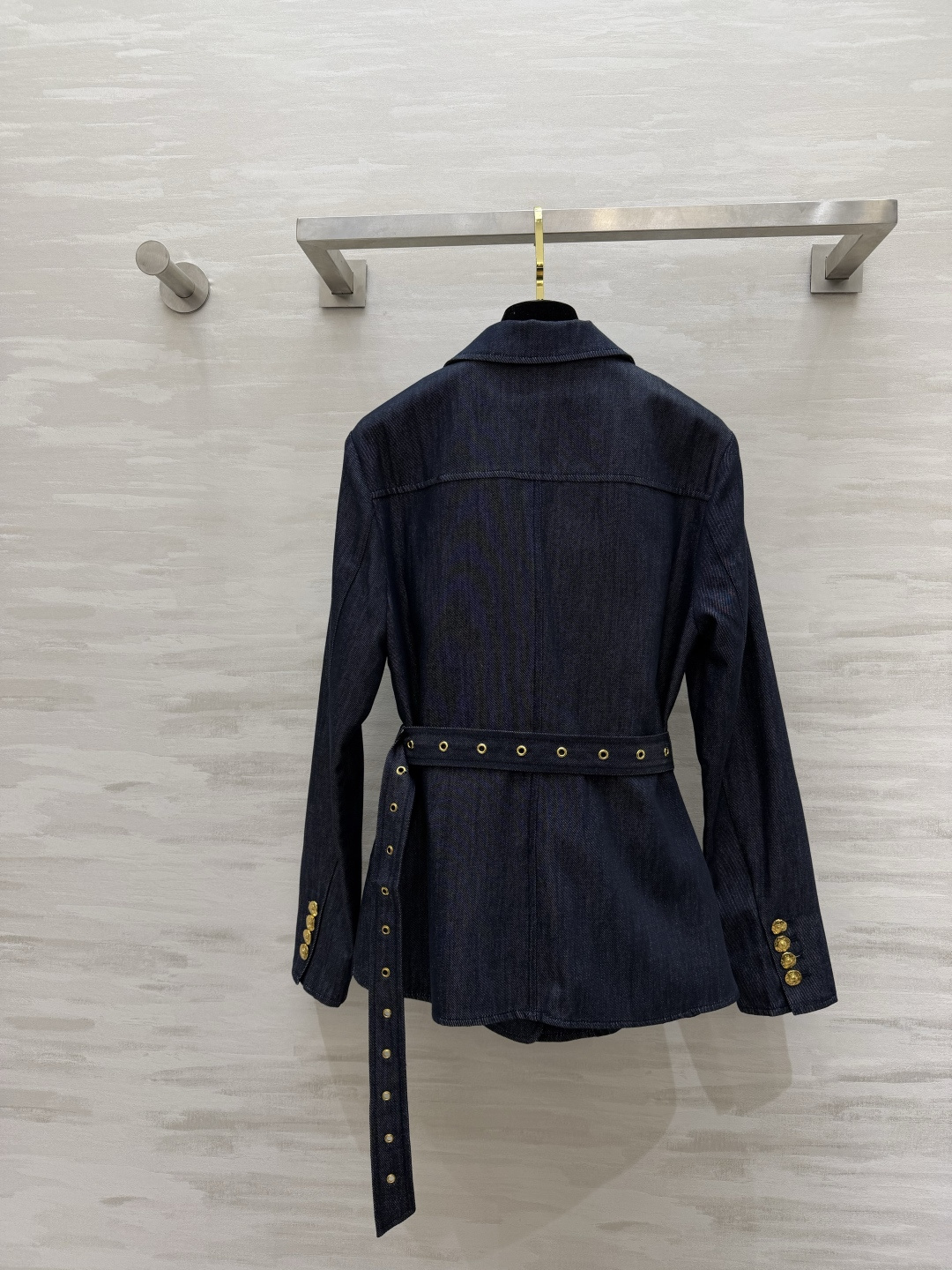 #BALMAI♡²⁶收腰牛仔西装外套✨ 把法式酷飒刻在DNA里的一件！深靛牛仔面料自带复古质感 标志性金