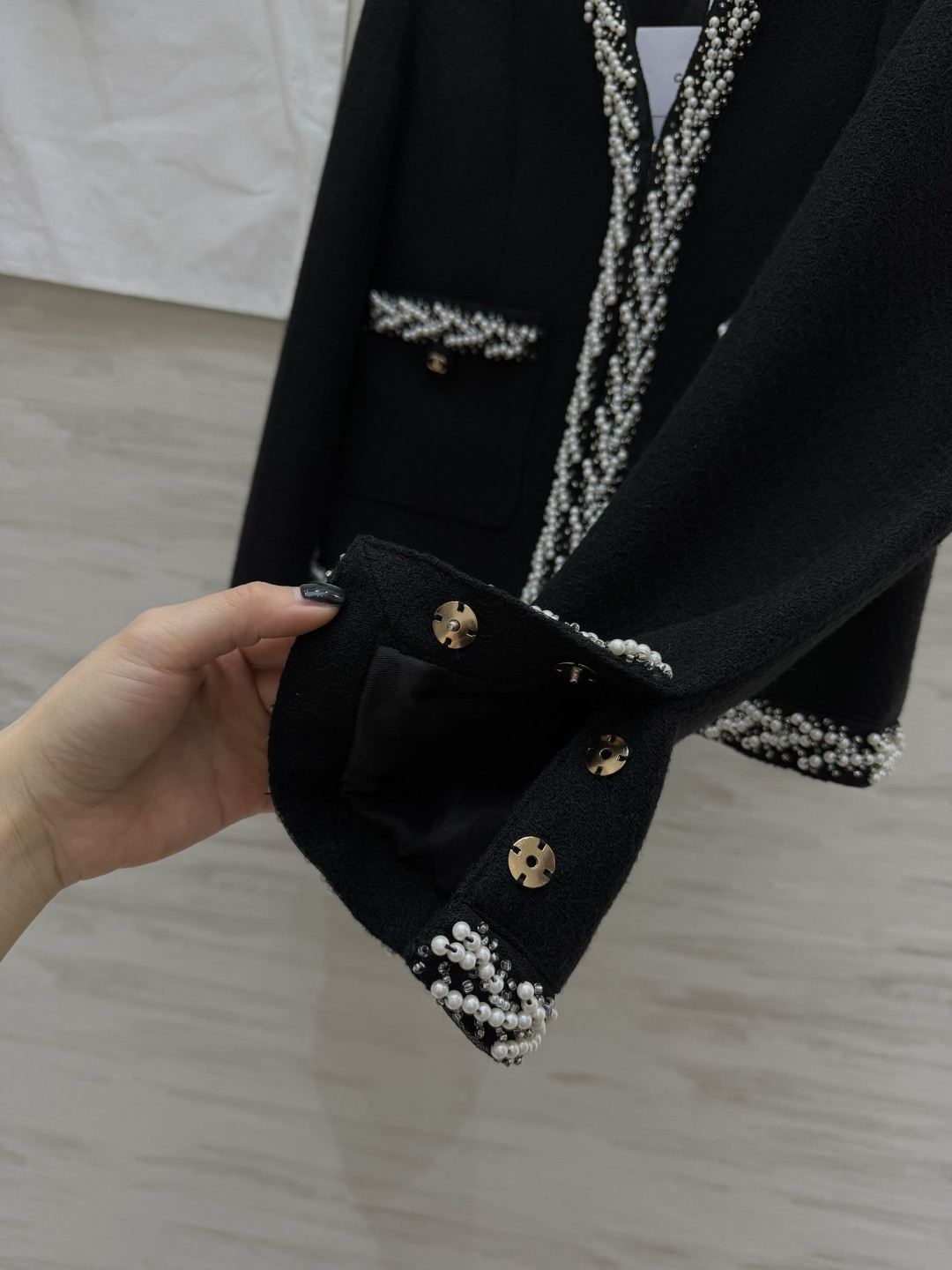 #Chane♡²⁶珍珠镶边粗花呢外套 手工珍珠编织滚边 细节感拉满 无领V领设计 修饰肩颈超显脸小 双C