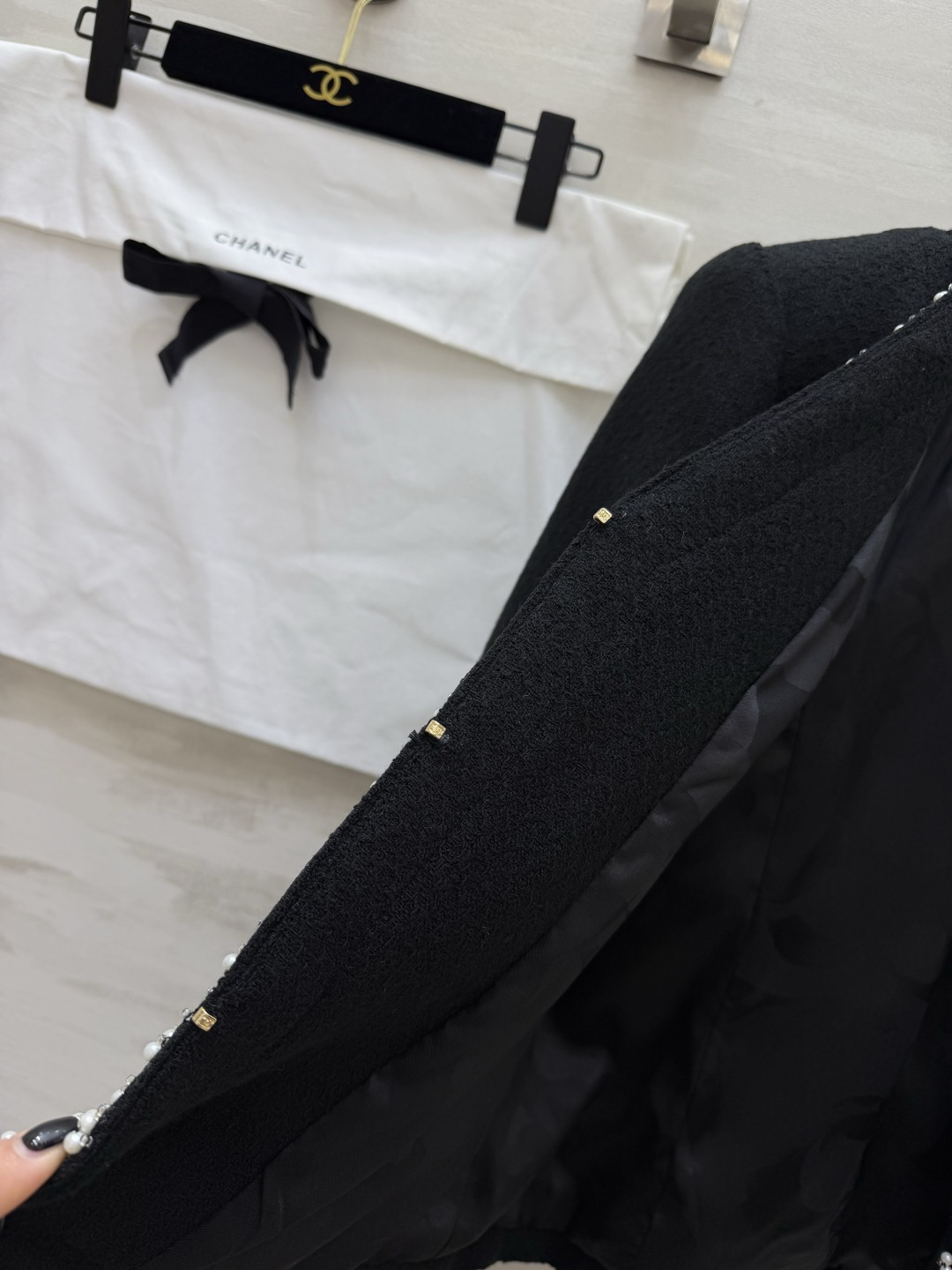 #Chane♡²⁶珍珠镶边粗花呢外套 手工珍珠编织滚边 细节感拉满 无领V领设计 修饰肩颈超显脸小 双C