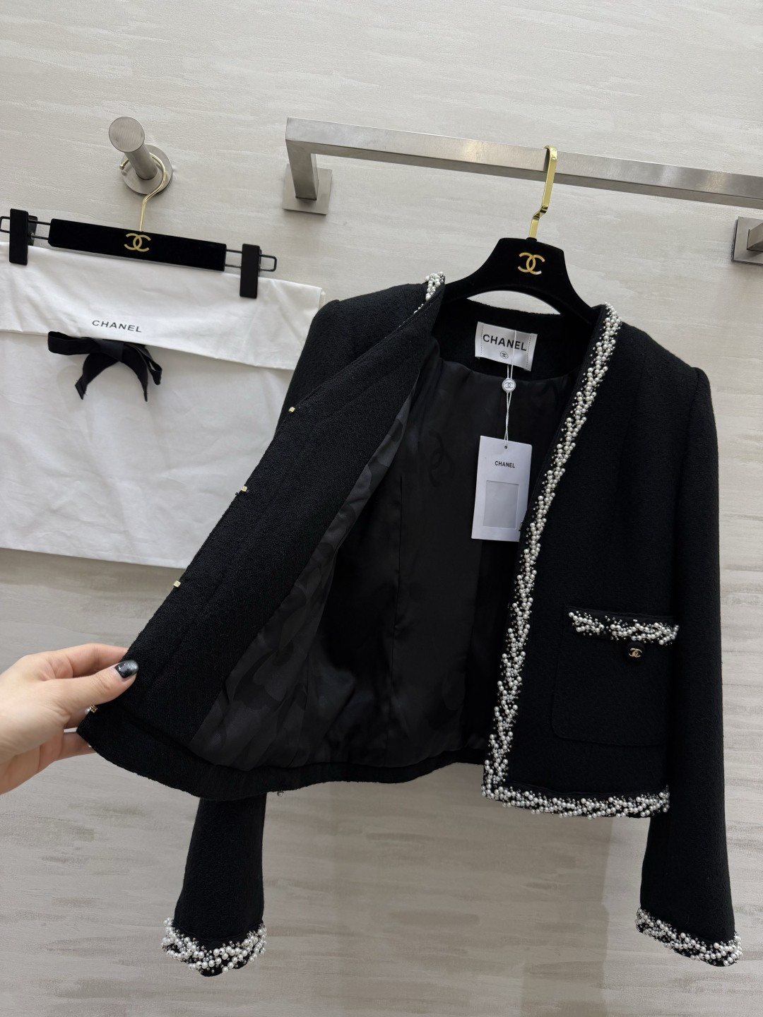 #Chane♡²⁶珍珠镶边粗花呢外套 手工珍珠编织滚边 细节感拉满 无领V领设计 修饰肩颈超显脸小 双C