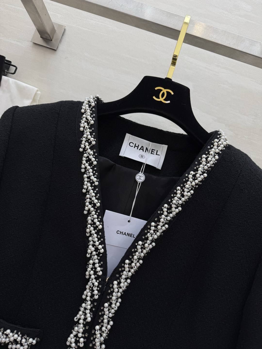 #Chane♡²⁶珍珠镶边粗花呢外套 手工珍珠编织滚边 细节感拉满 无领V领设计 修饰肩颈超显脸小 双C