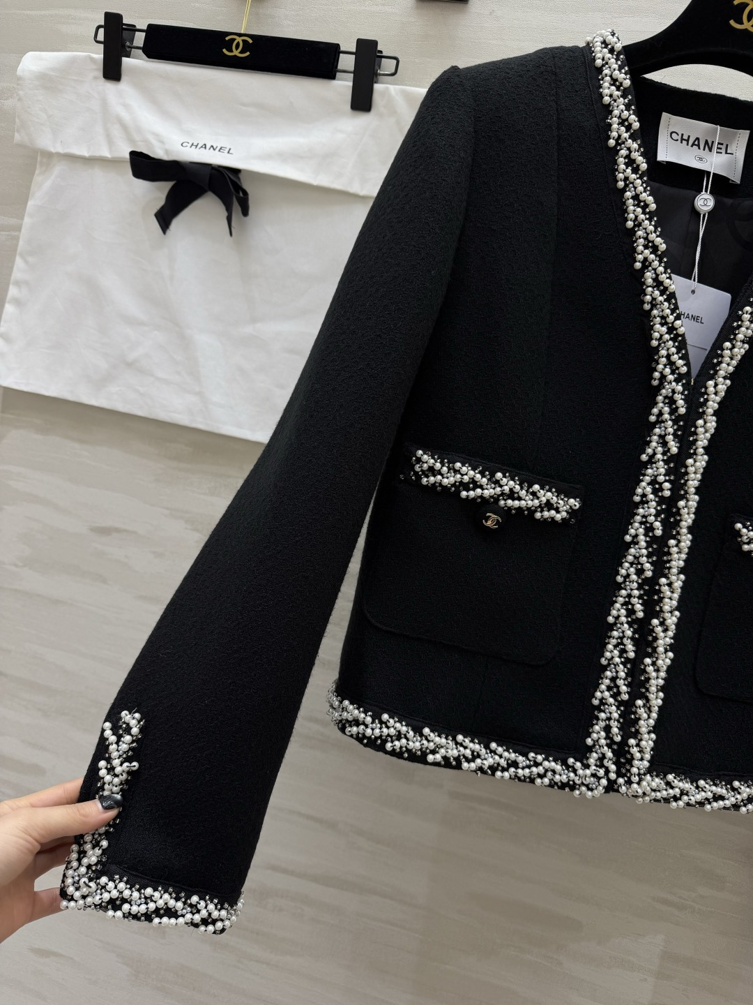 #Chane♡²⁶珍珠镶边粗花呢外套 手工珍珠编织滚边 细节感拉满 无领V领设计 修饰肩颈超显脸小 双C