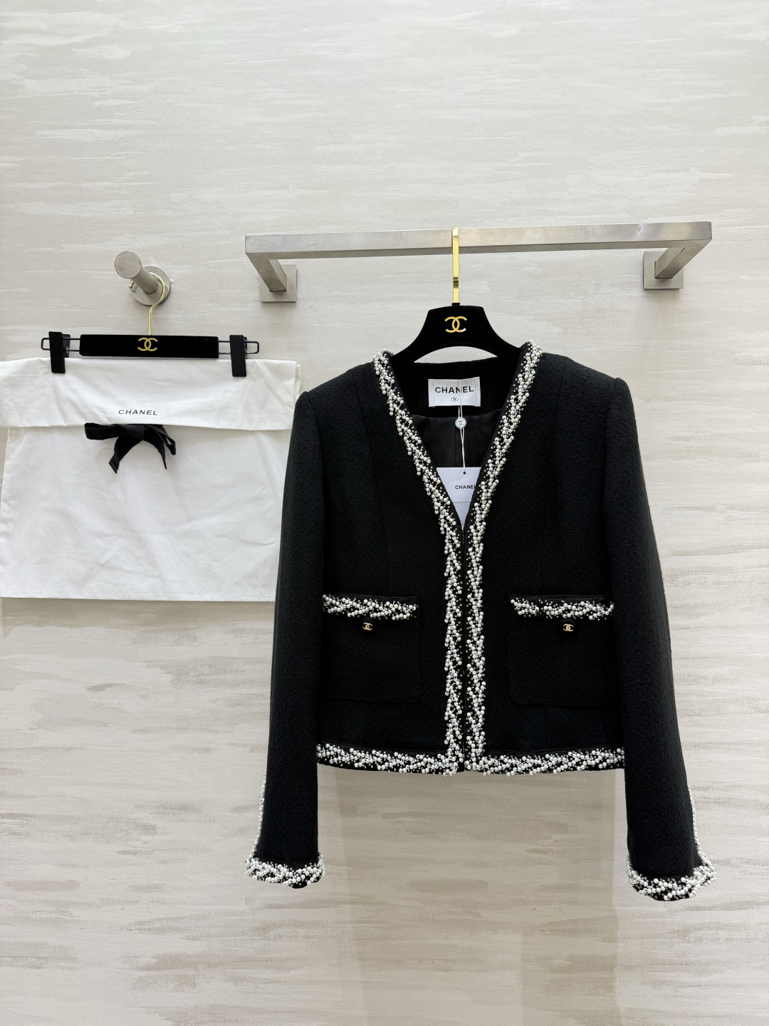 #Chane♡²⁶珍珠镶边粗花呢外套 手工珍珠编织滚边 细节感拉满 无领V领设计 修饰肩颈超显脸小 双C