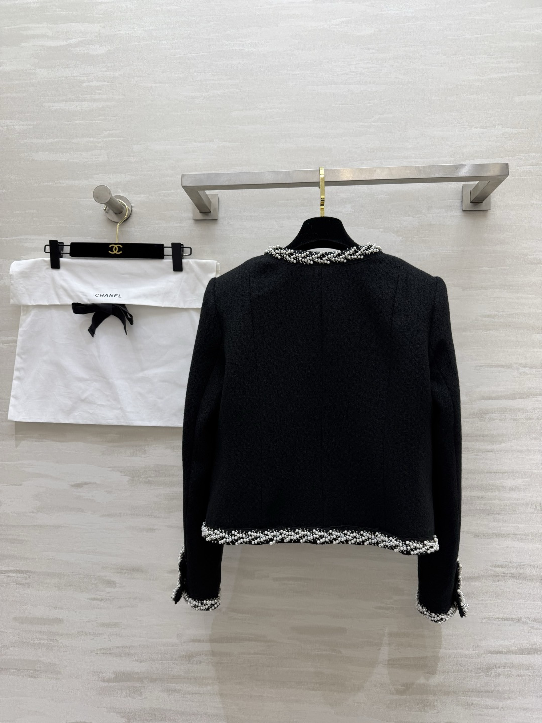 #Chane♡²⁶珍珠镶边粗花呢外套 手工珍珠编织滚边 细节感拉满 无领V领设计 修饰肩颈超显脸小 双C