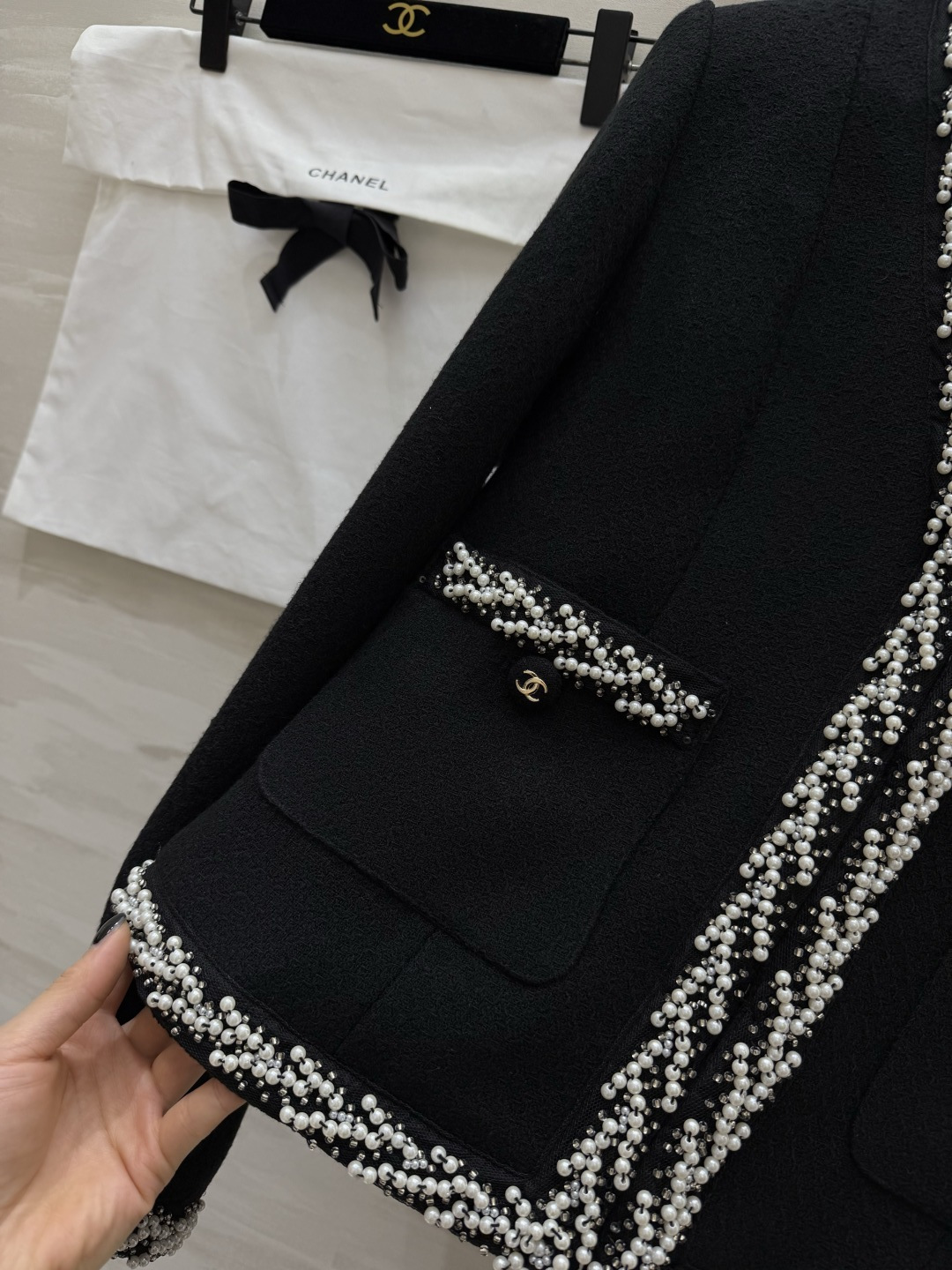 #Chane♡²⁶珍珠镶边粗花呢外套 手工珍珠编织滚边 细节感拉满 无领V领设计 修饰肩颈超显脸小 双C