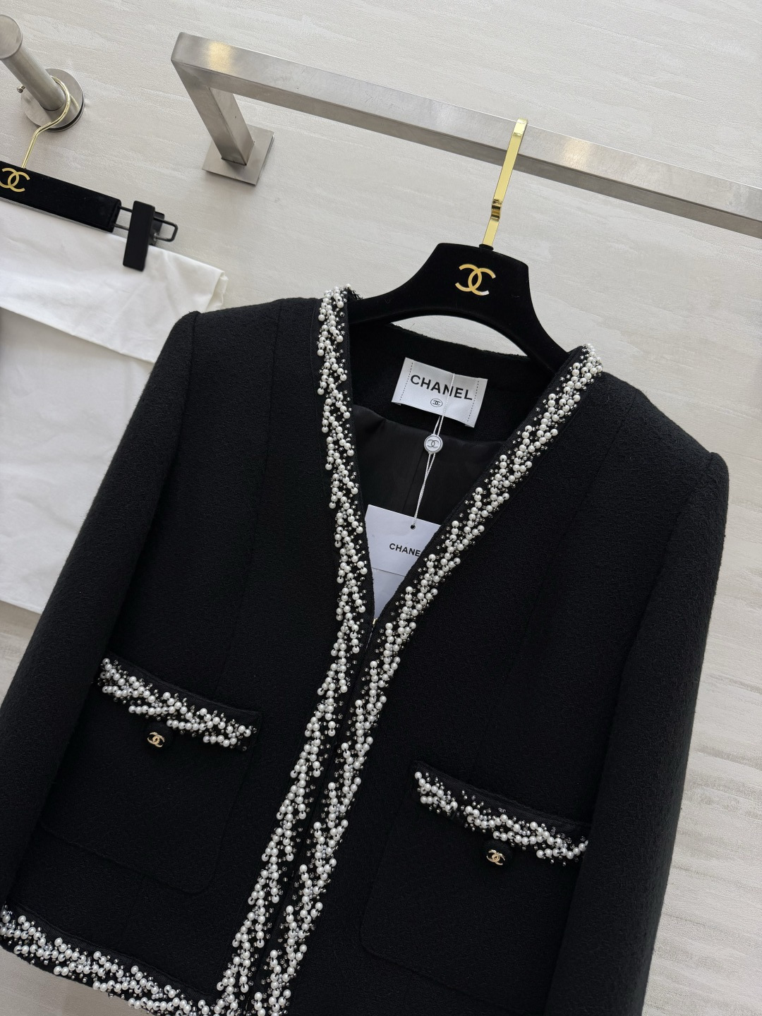 #Chane♡²⁶珍珠镶边粗花呢外套 手工珍珠编织滚边 细节感拉满 无领V领设计 修饰肩颈超显脸小 双C