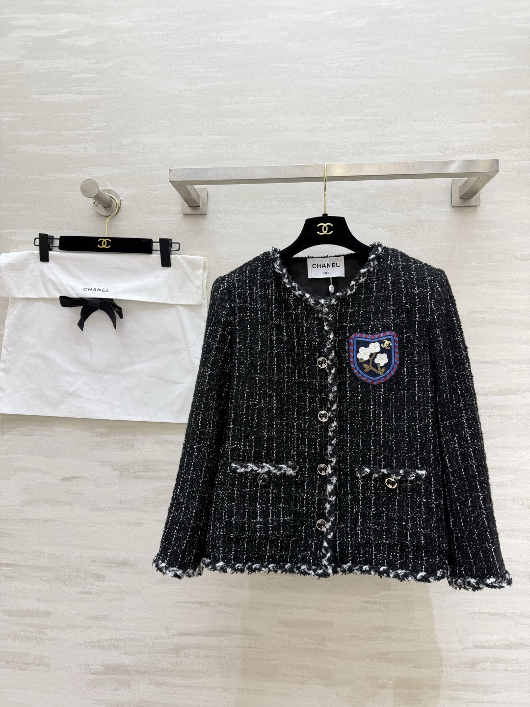 #Chane♡²⁶山茶花徽章粗花呢外套 经典圆领无领设计 毛边滚边 把法式优雅焊在身上 黑白格纹粗花呢自