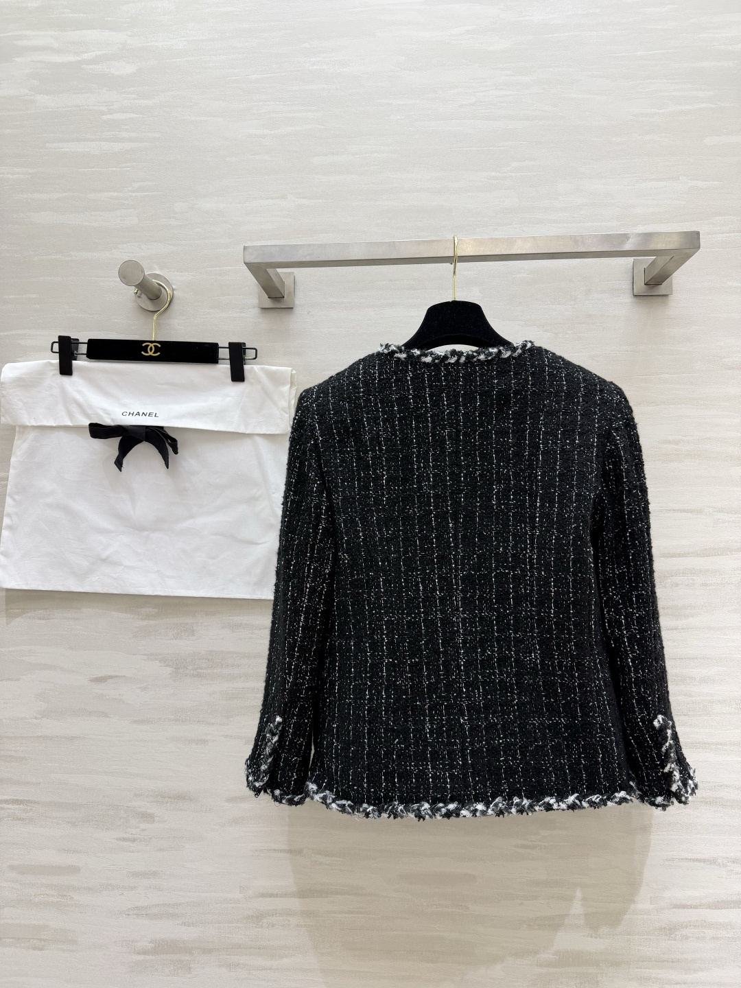 #Chane♡²⁶山茶花徽章粗花呢外套 经典圆领无领设计 毛边滚边 把法式优雅焊在身上 黑白格纹粗花呢自