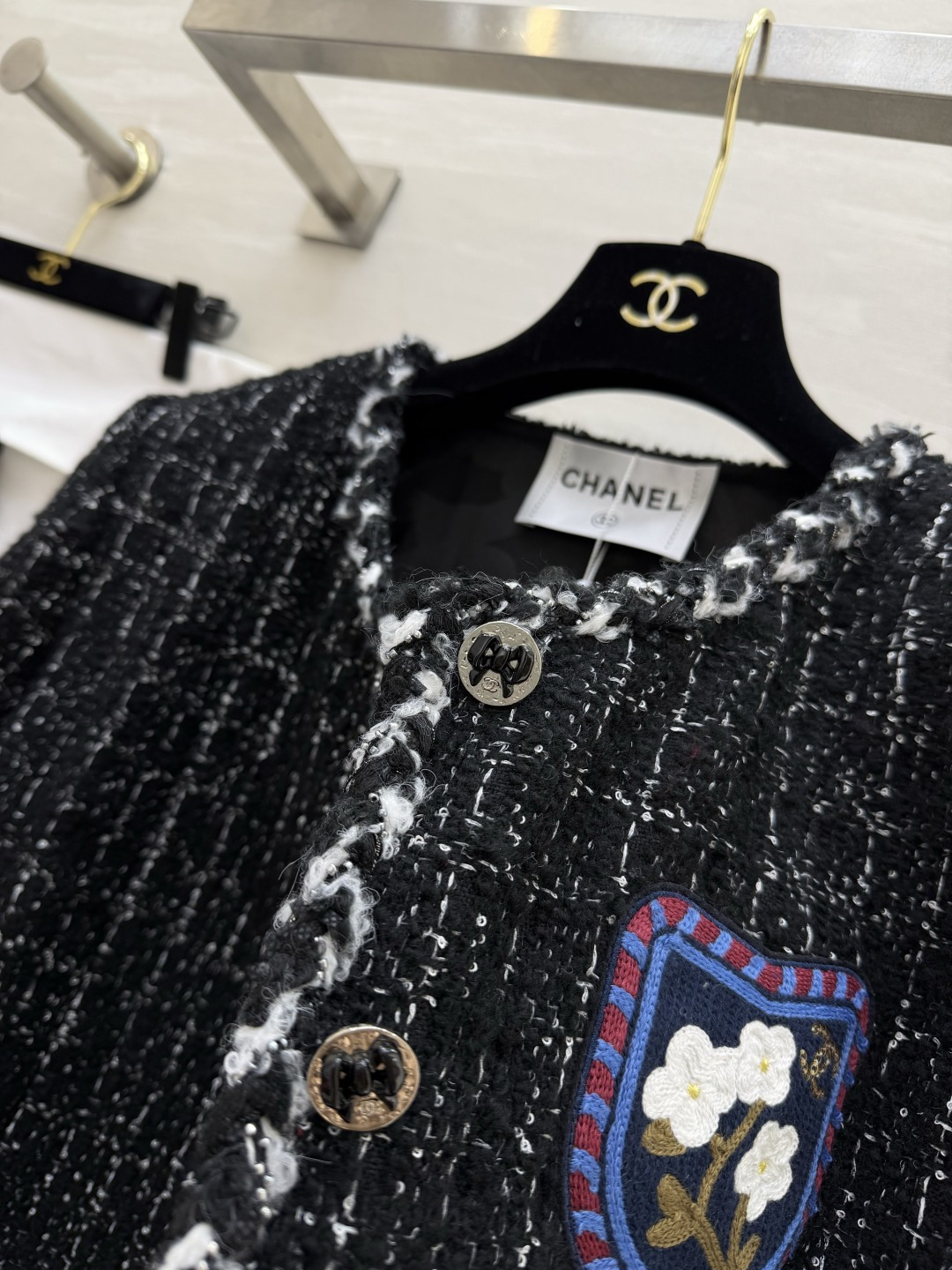 #Chane♡²⁶山茶花徽章粗花呢外套 经典圆领无领设计 毛边滚边 把法式优雅焊在身上 黑白格纹粗花呢自