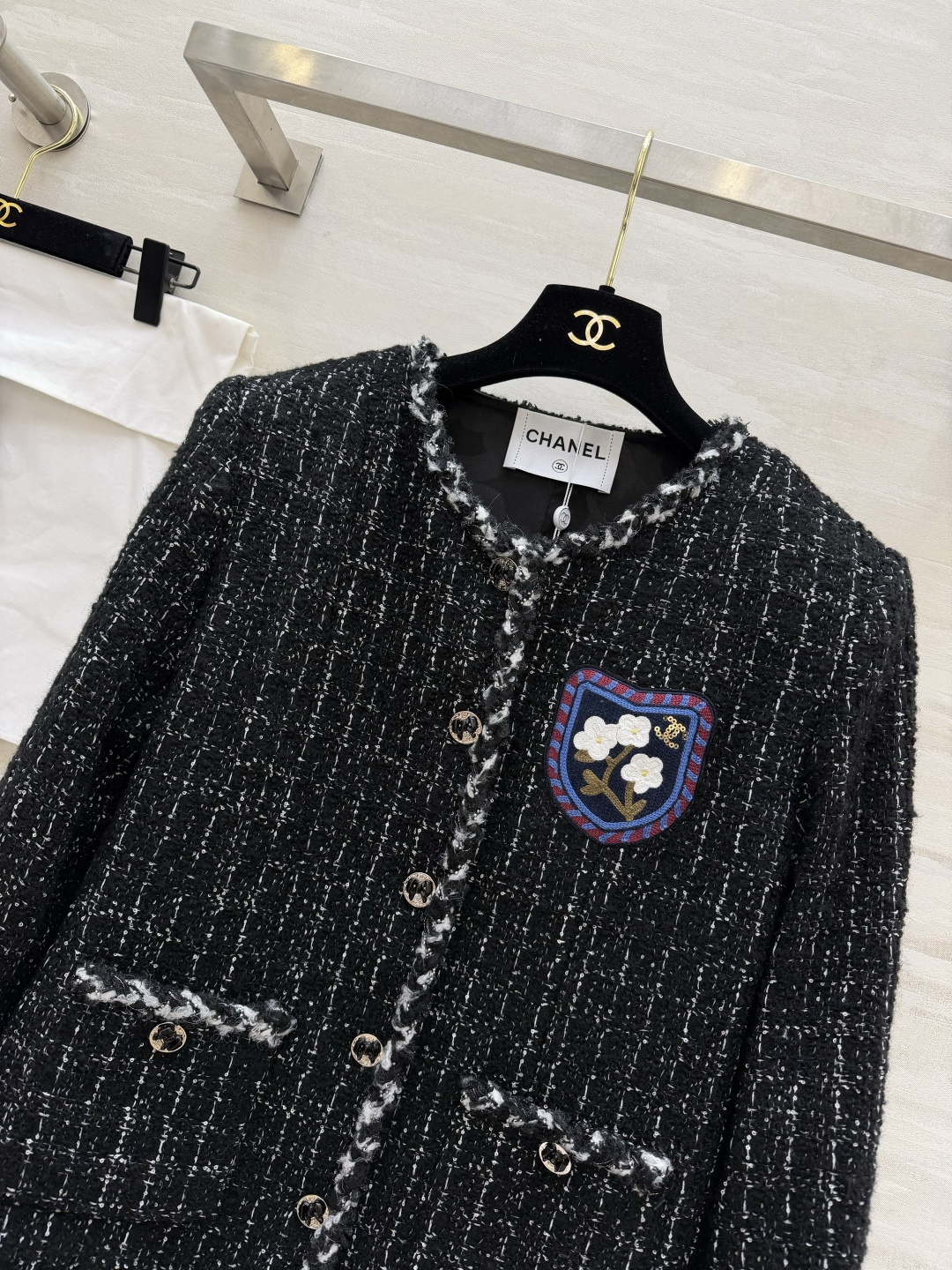 #Chane♡²⁶山茶花徽章粗花呢外套 经典圆领无领设计 毛边滚边 把法式优雅焊在身上 黑白格纹粗花呢自