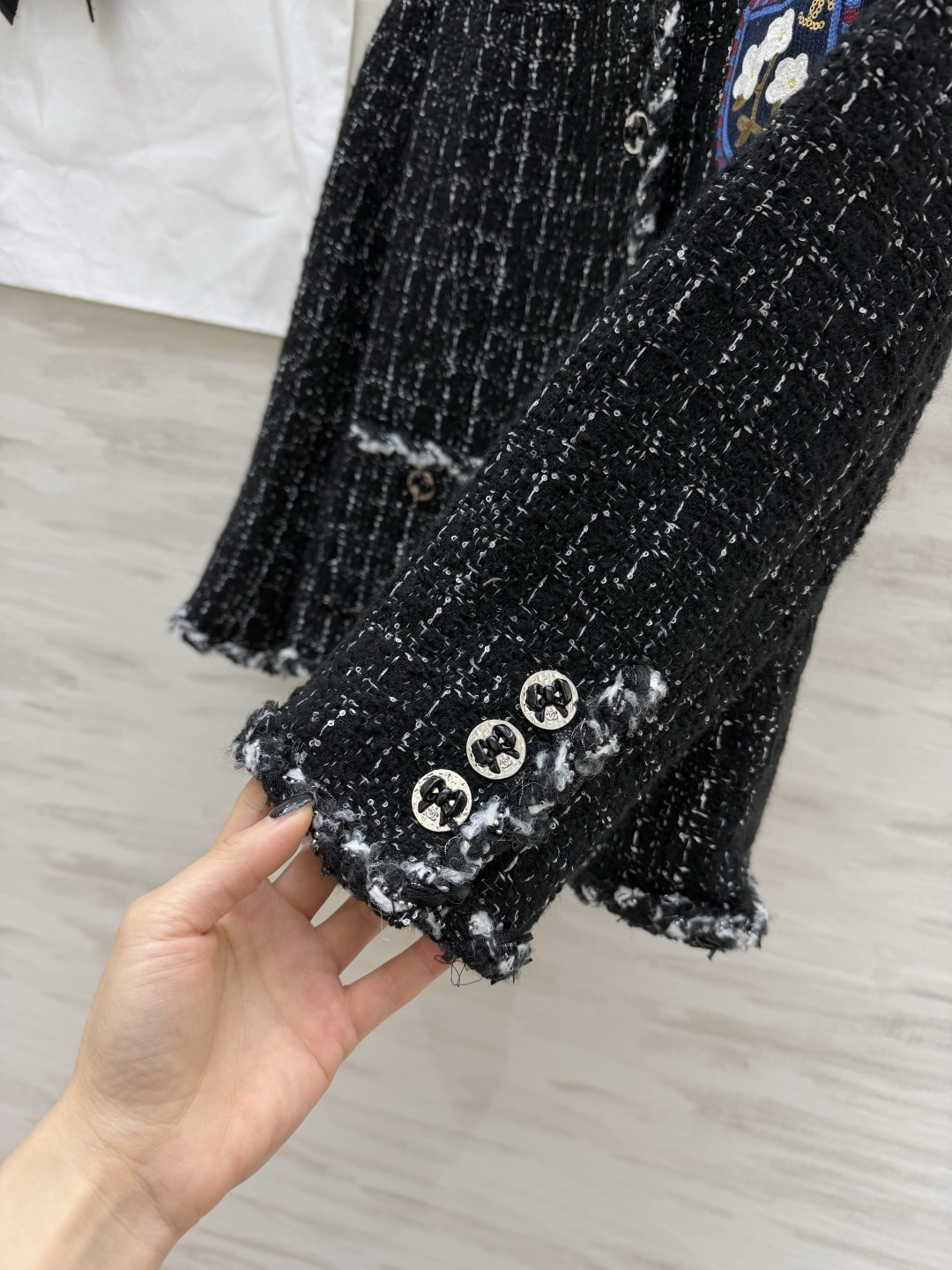 #Chane♡²⁶山茶花徽章粗花呢外套 经典圆领无领设计 毛边滚边 把法式优雅焊在身上 黑白格纹粗花呢自