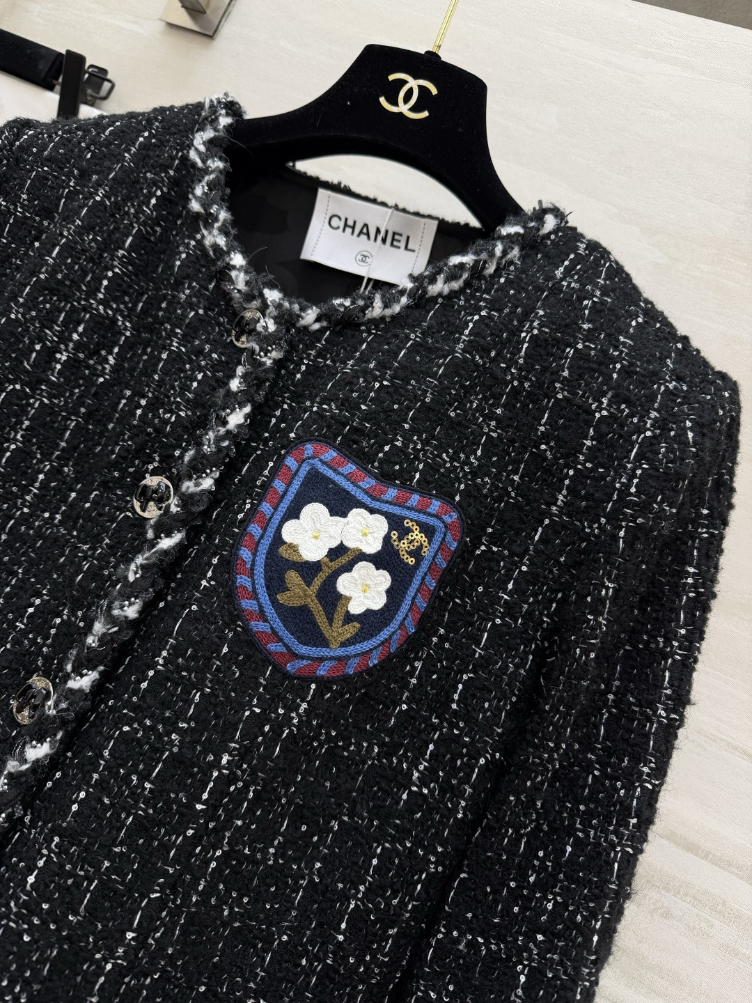 #Chane♡²⁶山茶花徽章粗花呢外套 经典圆领无领设计 毛边滚边 把法式优雅焊在身上 黑白格纹粗花呢自
