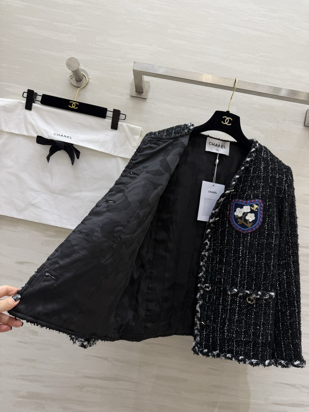 #Chane♡²⁶山茶花徽章粗花呢外套 经典圆领无领设计 毛边滚边 把法式优雅焊在身上 黑白格纹粗花呢自