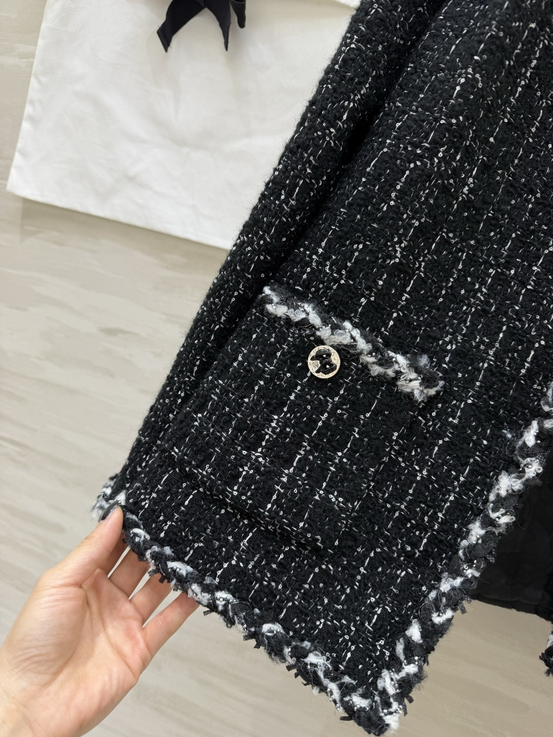 #Chane♡²⁶山茶花徽章粗花呢外套 经典圆领无领设计 毛边滚边 把法式优雅焊在身上 黑白格纹粗花呢自